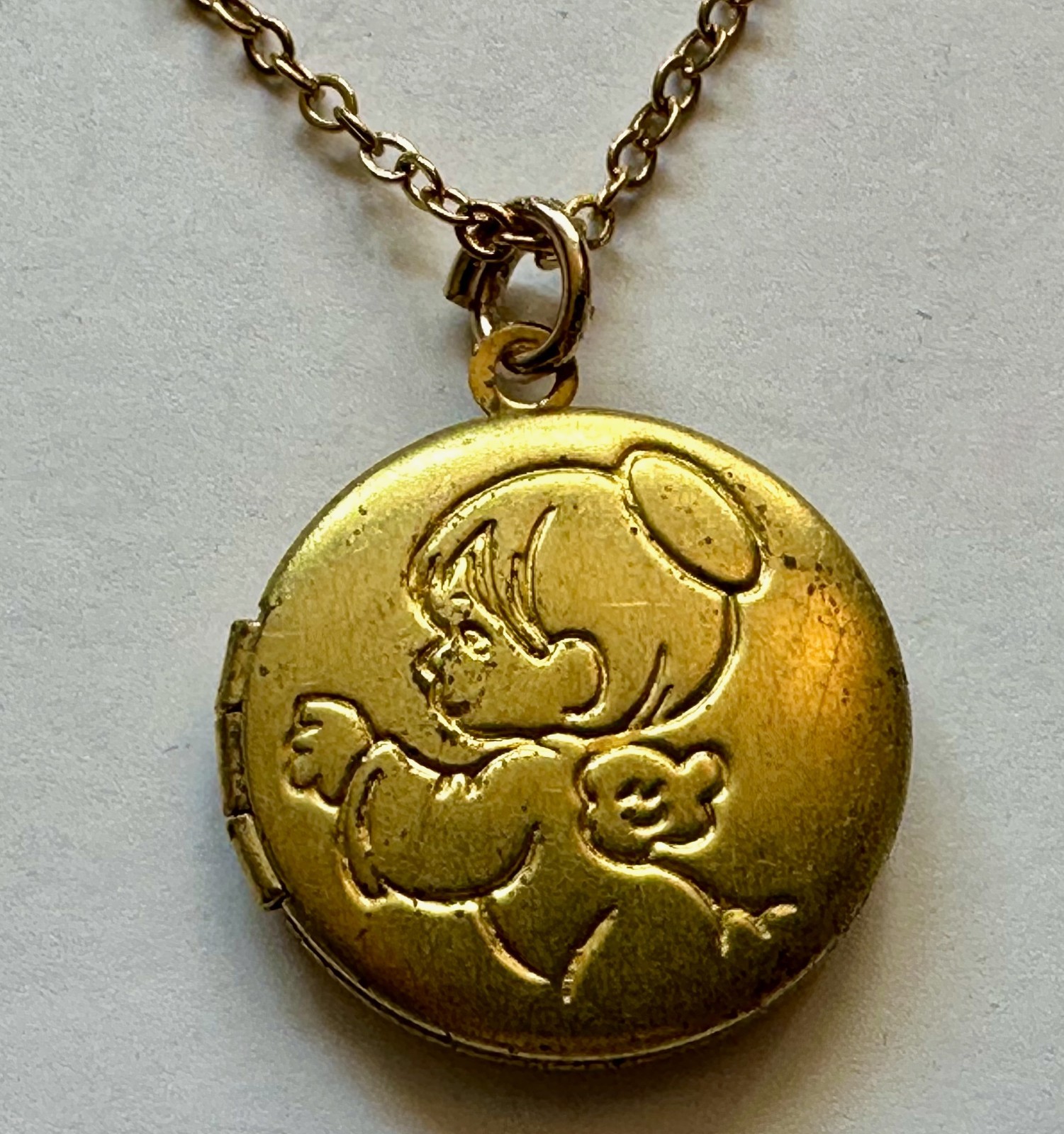 VINTAGE LOCKET ANGEL ROUND BRASS PENDANT 3/4 OF 1″ NECKLACE 18″ GOLD PLATED