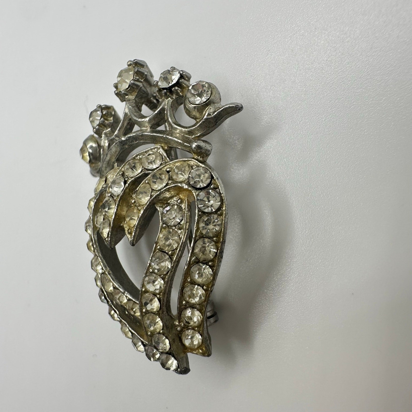 Retro Victorian Revival 1940s silver tone rhinestones double heart crown brooch