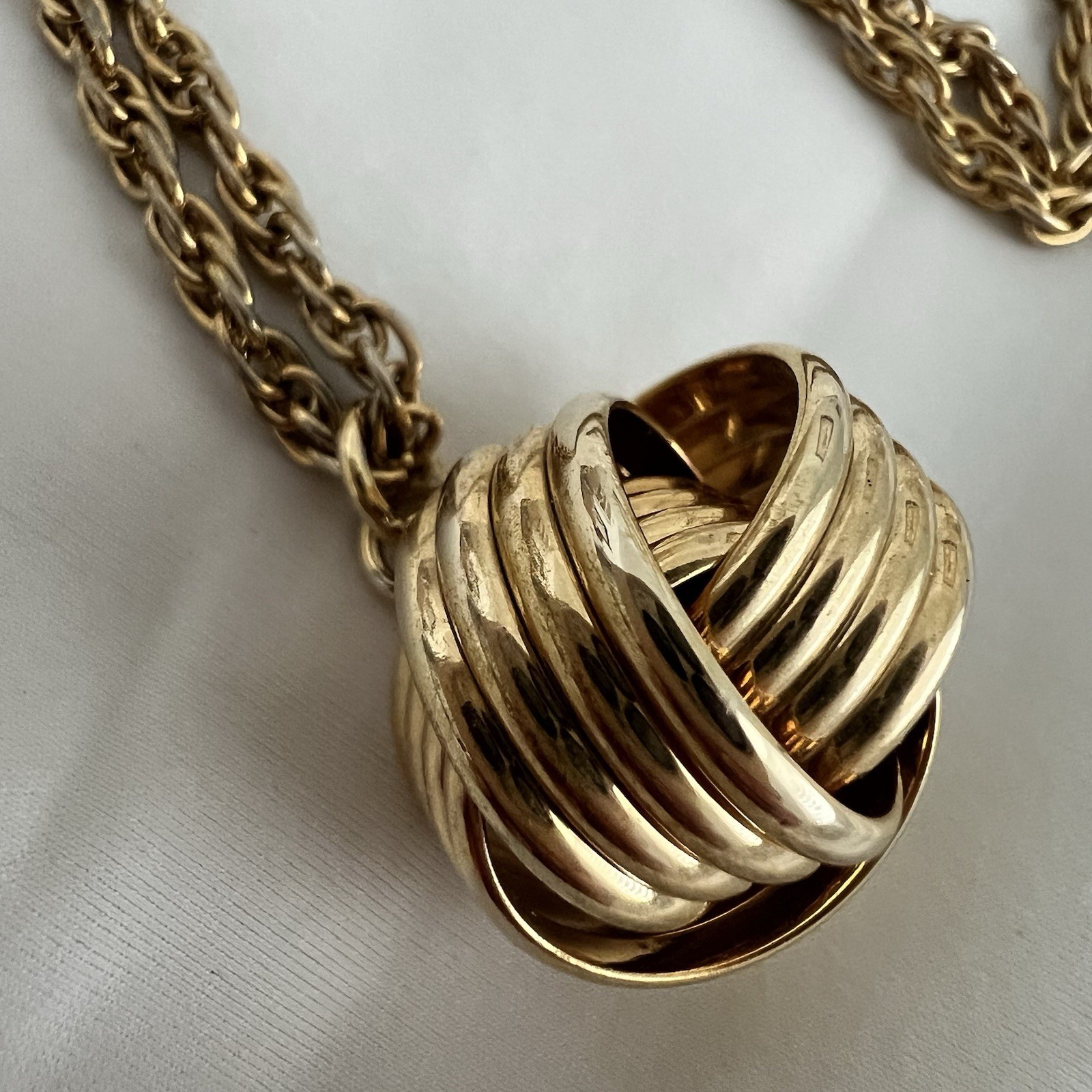 Vintage Gold Tone Ribbed Love Knot Pendant intertwine Necklace Chunky Rope Chain