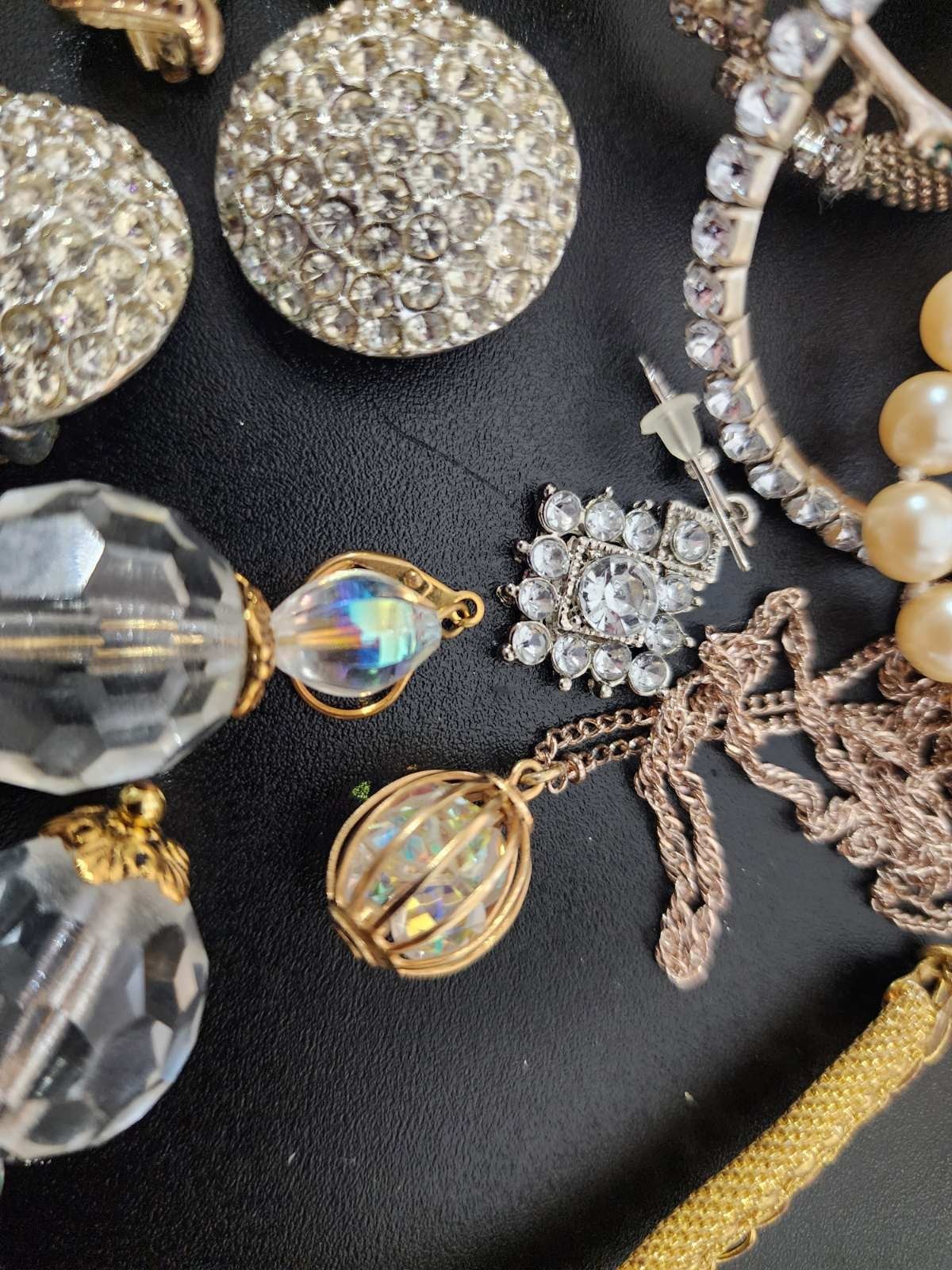 Vintage jewelry set of 22 in vintage purse
