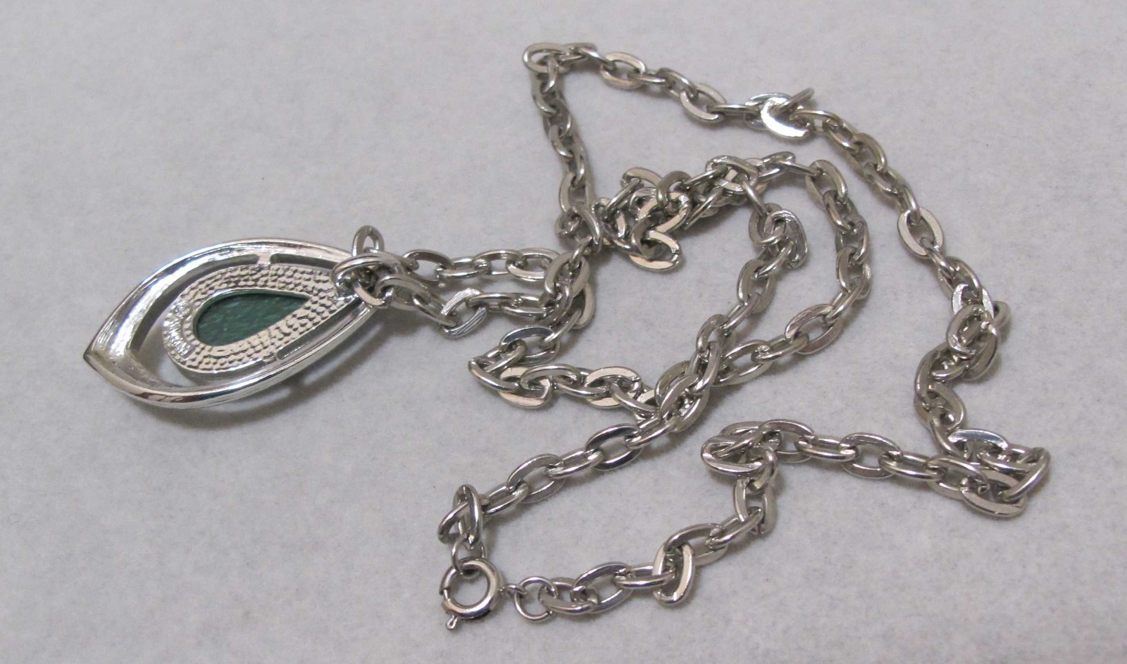 Vtg 1978 SARAH COV “Dew Drop” Green Acrylic Teardrop SilverTone Pendant Necklace