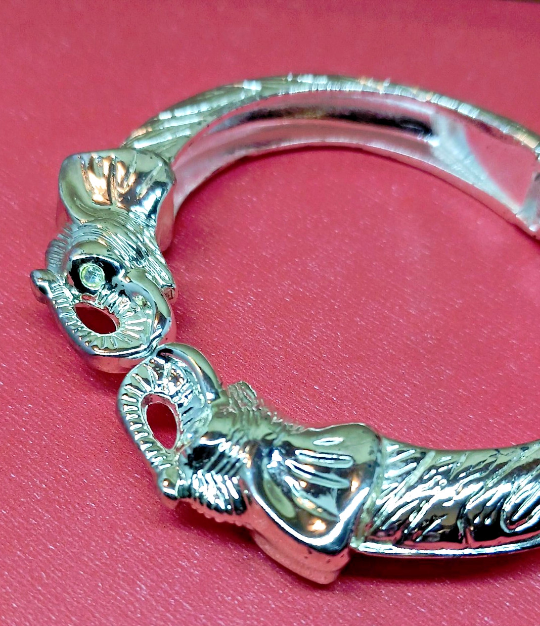 VTG 2 Head Trunk Up Elephant Kissing Hinge Bangle Clamped Bracelet – Silver Tone