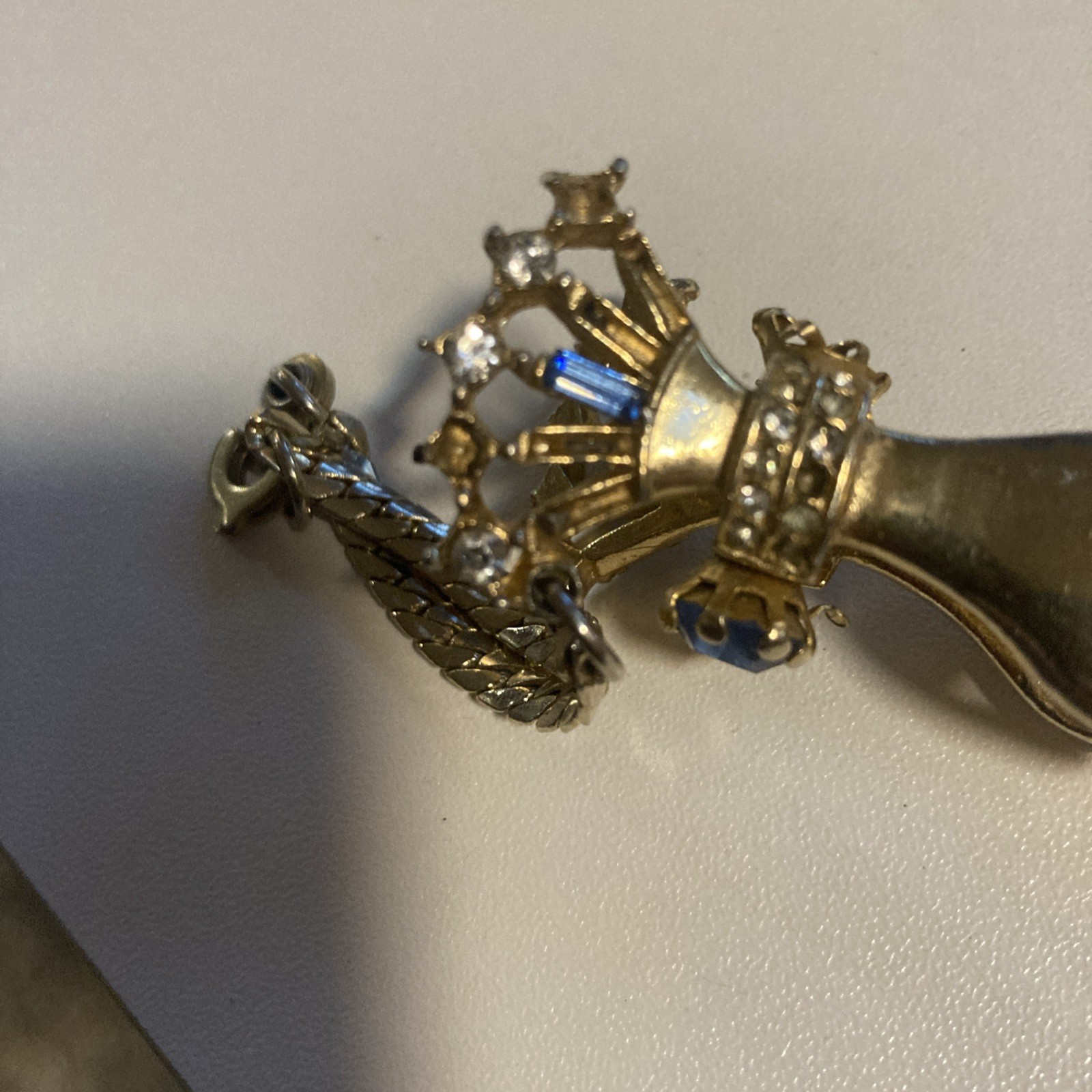 Vintage 1950 Bylle Co clasped hands glove holder clip with and blue rhinestones