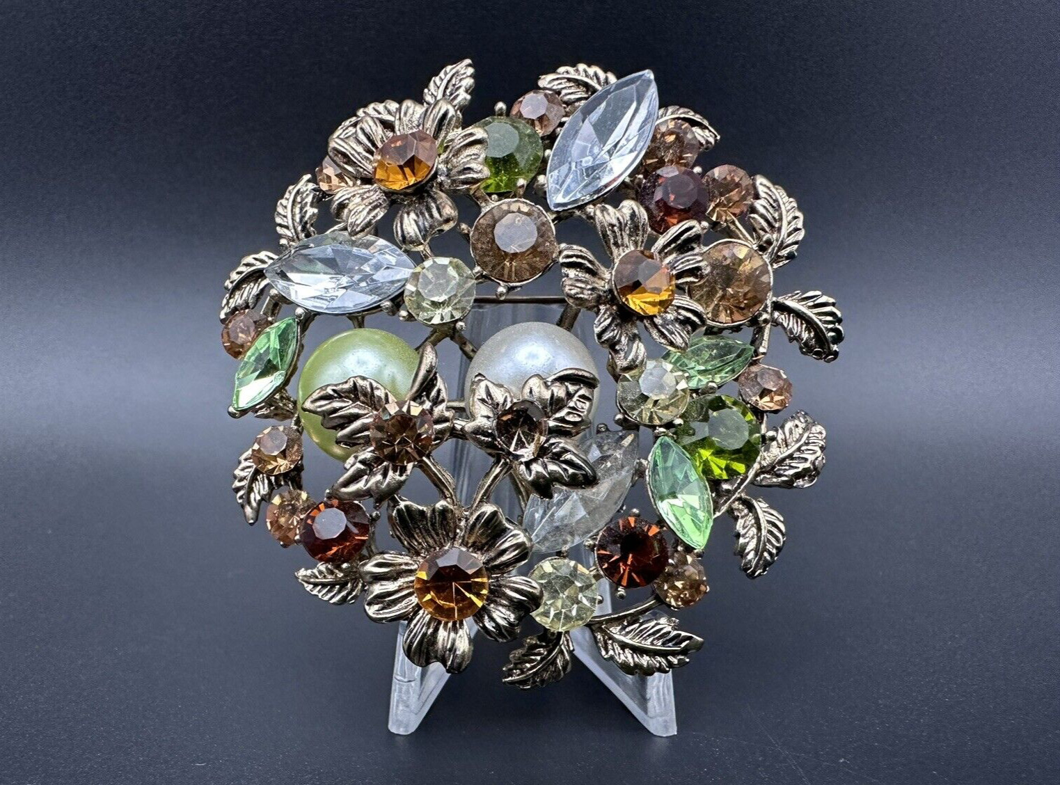 VTG GOLD TONE FLORAL PIN/BROOCH WITH GREEN, AMBER, CLEAR, BROWN RHINESTONES K832