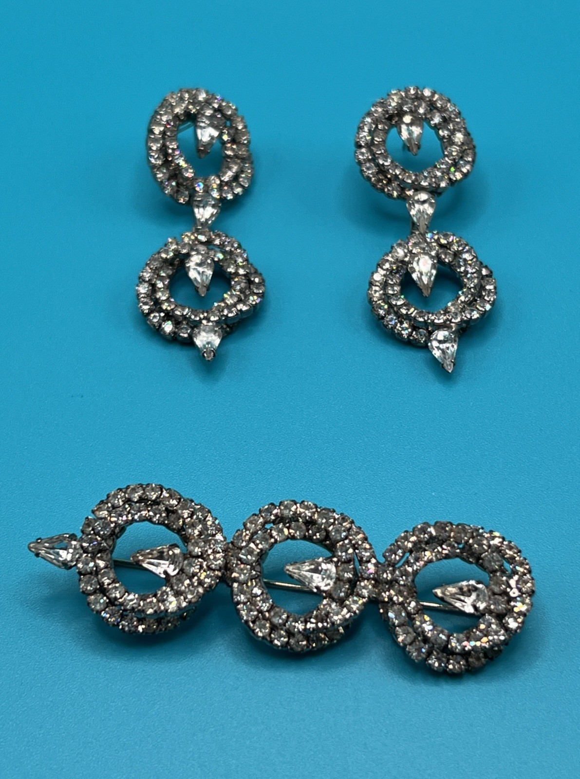 Beautiful Bright Vintage Glam Crystal Rhinestone Dangle Earrings And Brooch Set