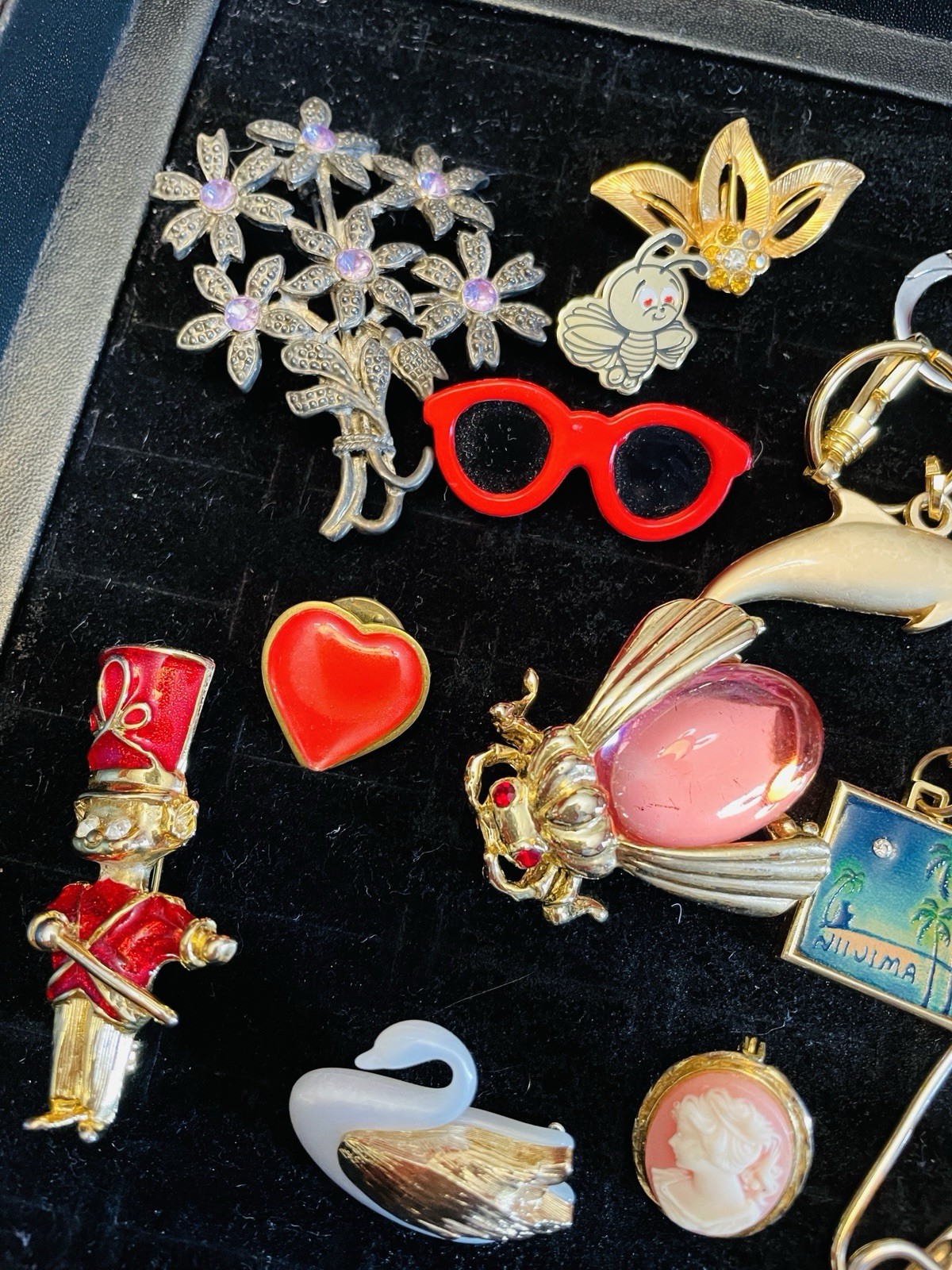 Jewelry Lot Brooches Insect Drummer Cameo Dolphin Keyring Swan Kilt Pin 18 Pcs