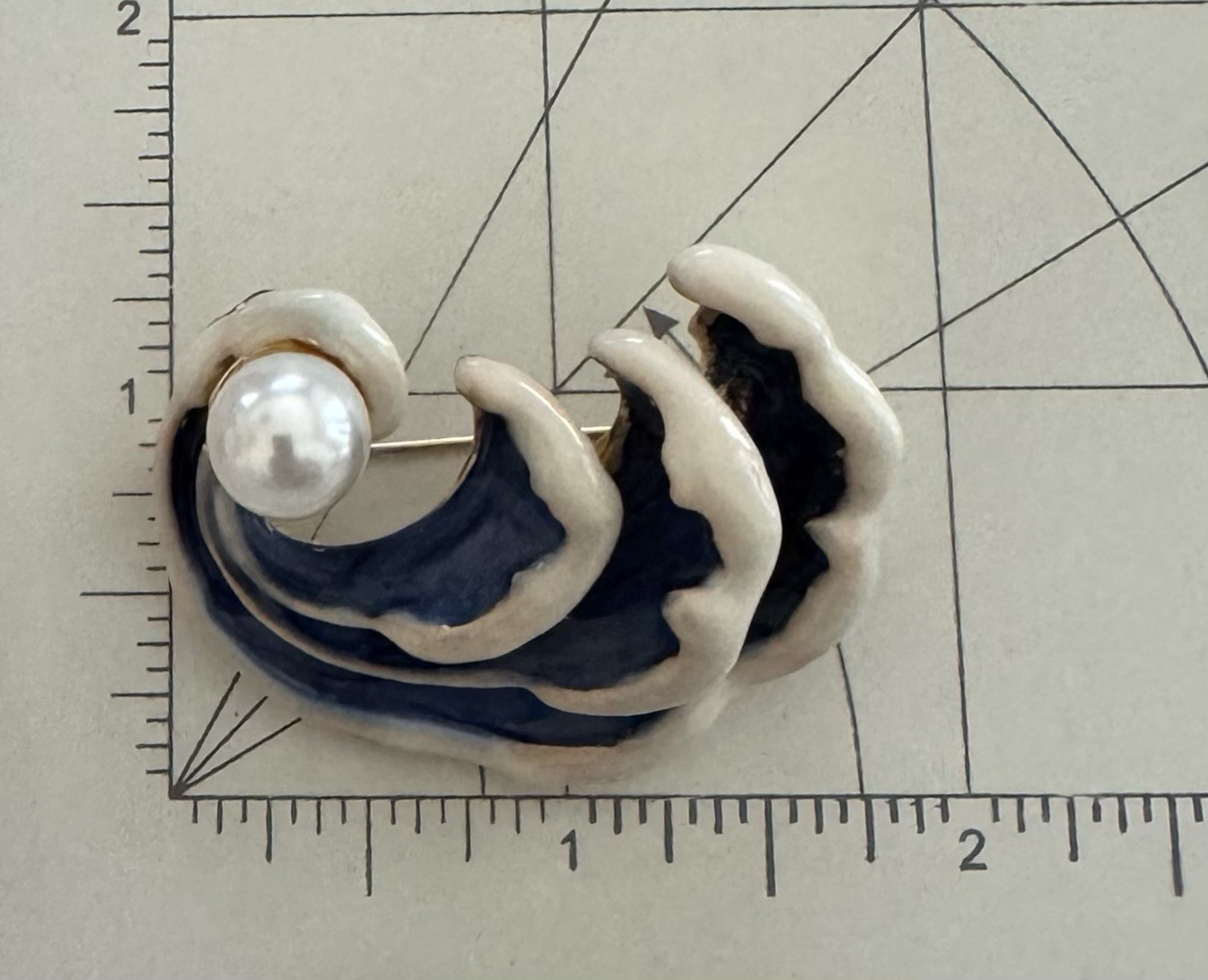 Vintage style wave brooch enamel on metal