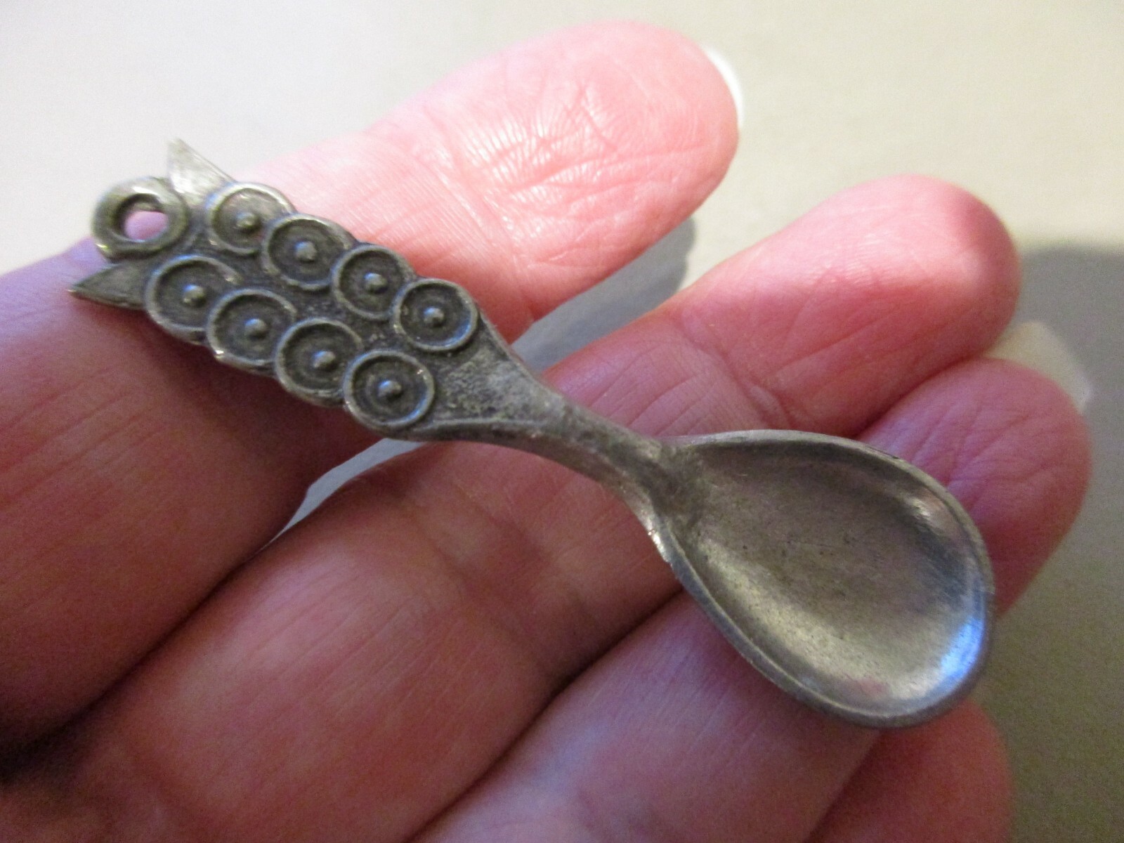 ANTIQUE VINTAGE NORDIC LOVING SPOON WHITE METAL PEWTER FOB CHARM PENDANT PRETTY