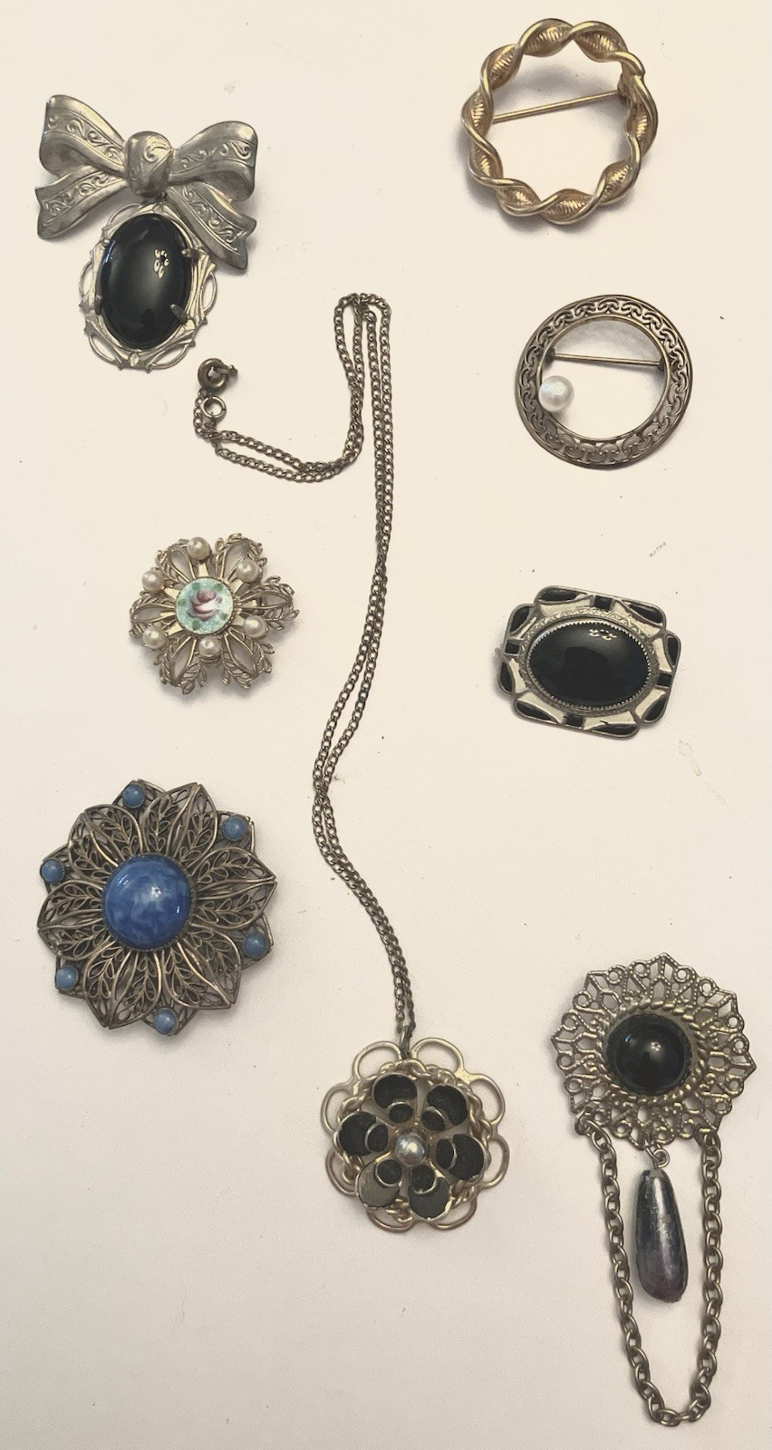 Small Collection of Lovely Unbranded Vintage Pins/Brooches/One Pendant/