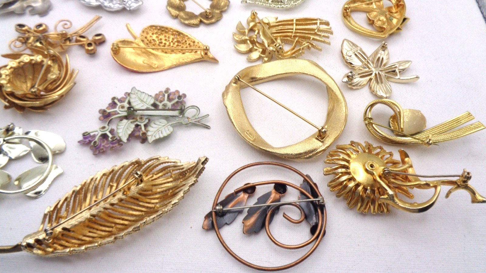 25 Vintage Cabochon Crystal Enamel Faux Pearl Rhinestone Flower Leaf Brooch Lot