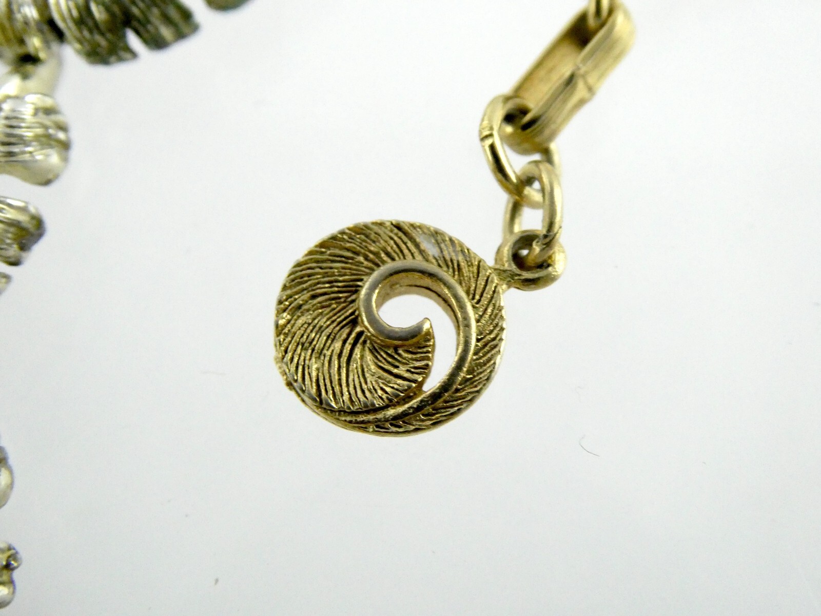 Vintage Designer Lisner Pale Gold Tone Metals Leaves Statement Necklace 16.5 In