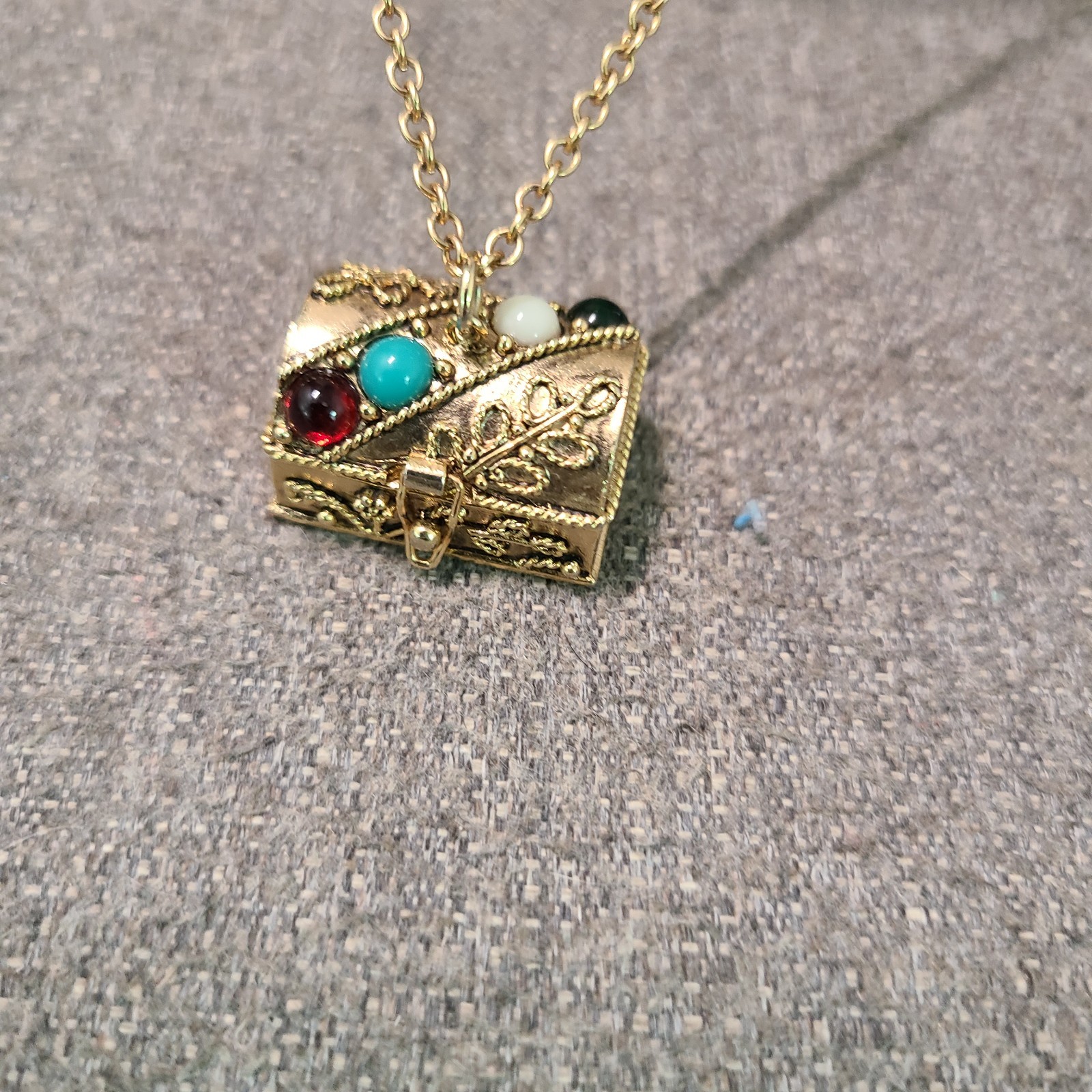 Vintage 1974 Signed Avon Queens Ranson Pill Box/Stash Necklace