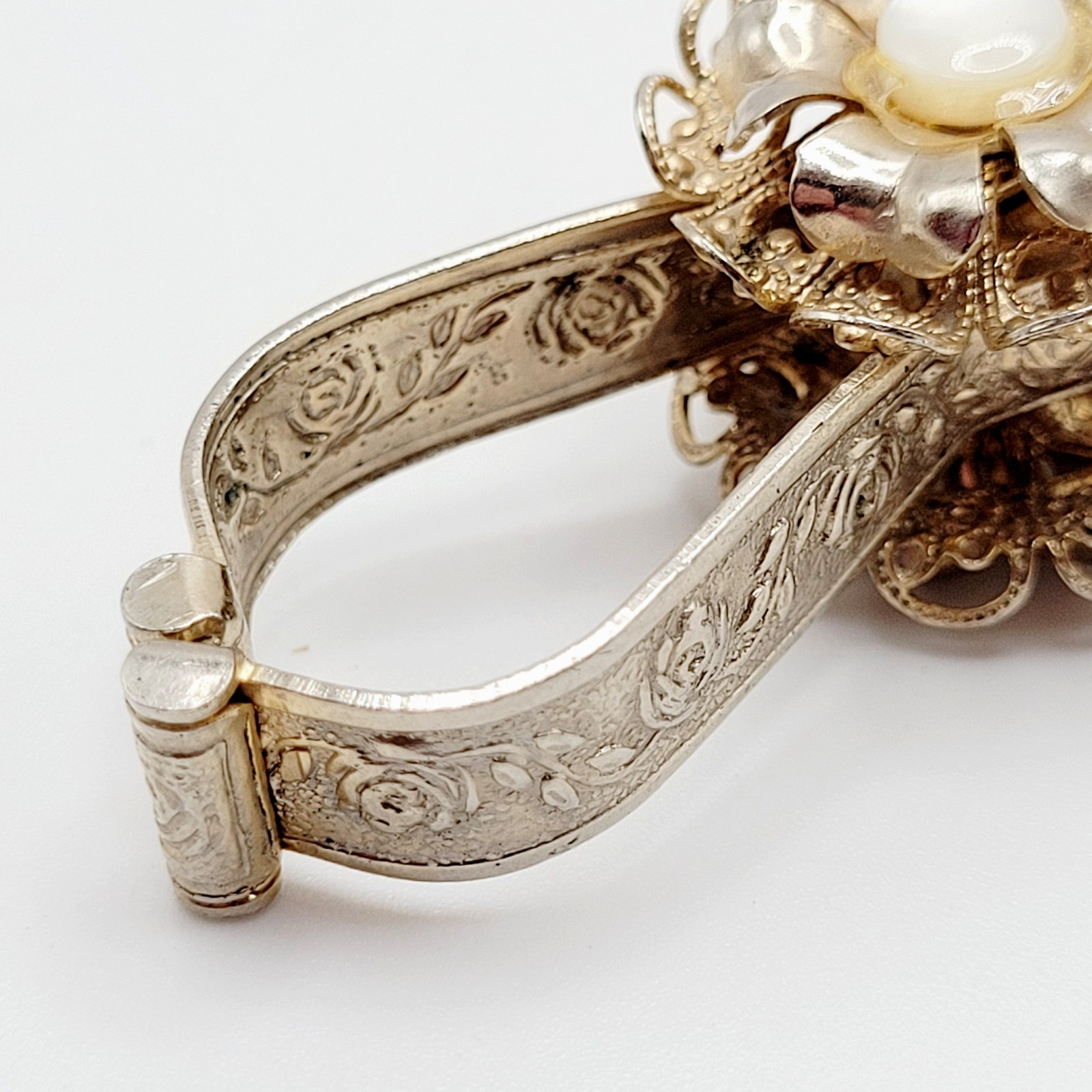 Vintage 1950s Gold Tone MOP Flower Embossed Floral Glove Clip Purse Ring Holder