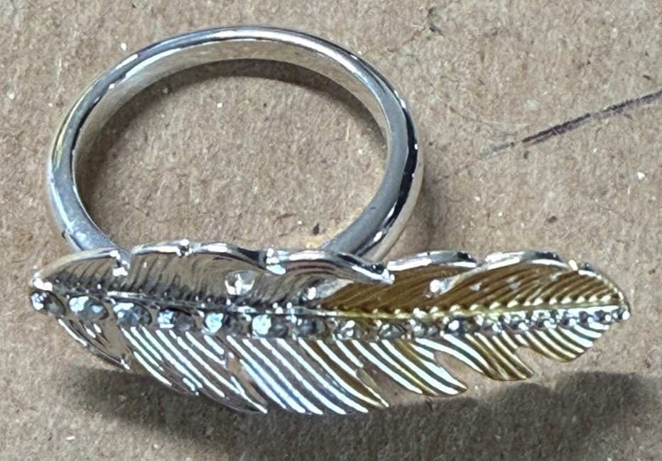 Avon Silver & Gold Tone Leaf has small stones Ring Size 8