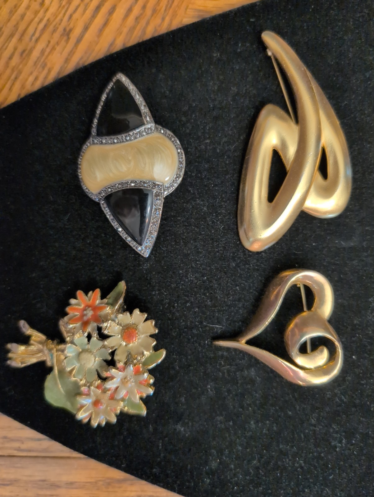 Vintage Trifari , Lisner, Gold Tone Brooches Lot of 8. 4 (Signed)