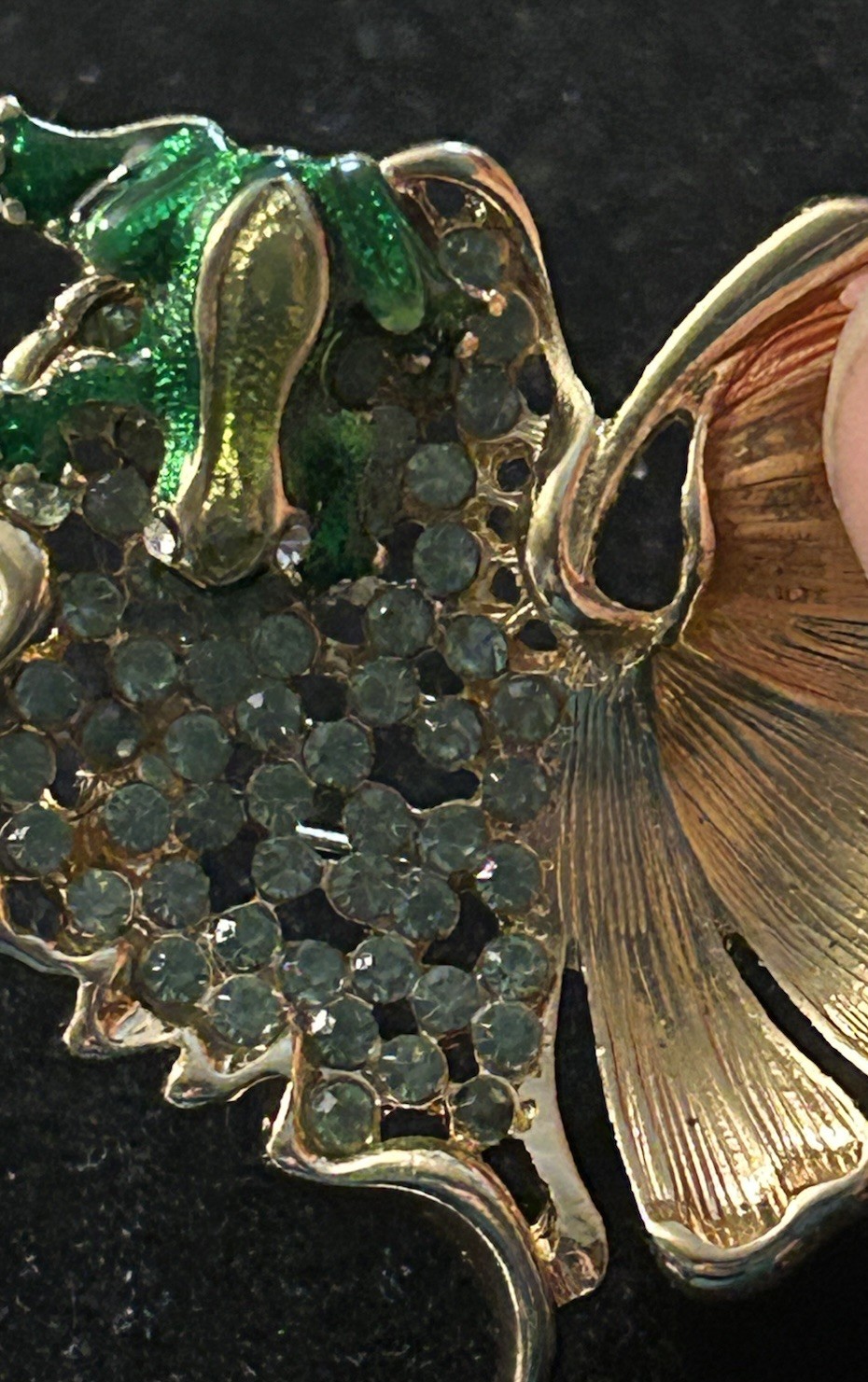 Napier Gold Tone & Green Frog On Lily Pad Brooch Pin w Green Enamel Stones 1.5”