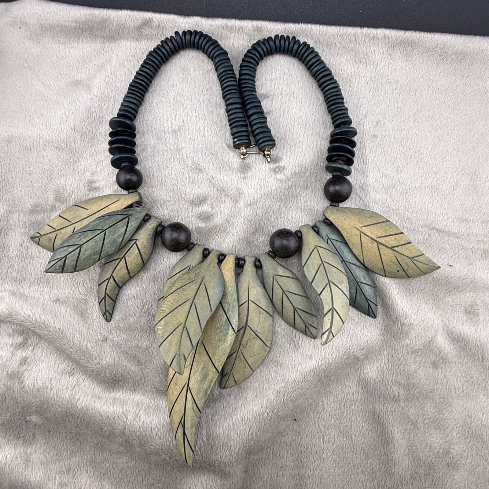 Vintage Necklace Wood Beaded Leaf Lightweight 22”
