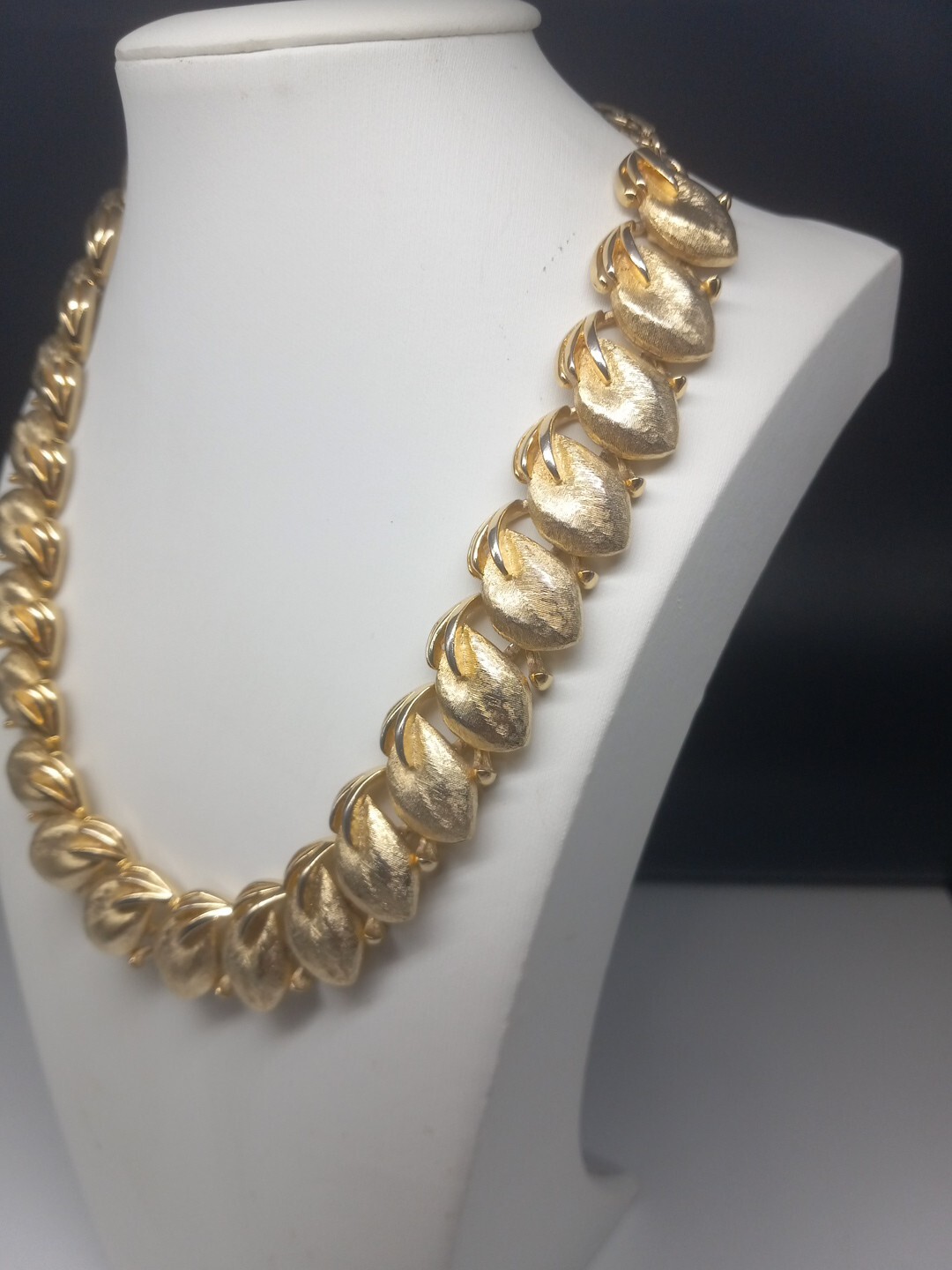 Vintage Intricately Designed Leaf Or Flower Bud Gold Tone Choker Necklace