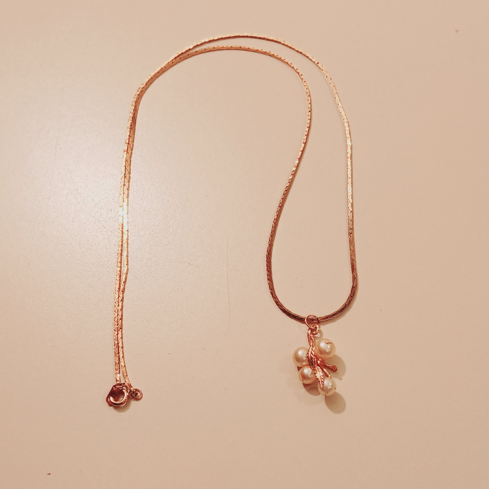 Gold Tone Pearl Cluster Flower Pendant Necklace 23.5″ Smooth Chain