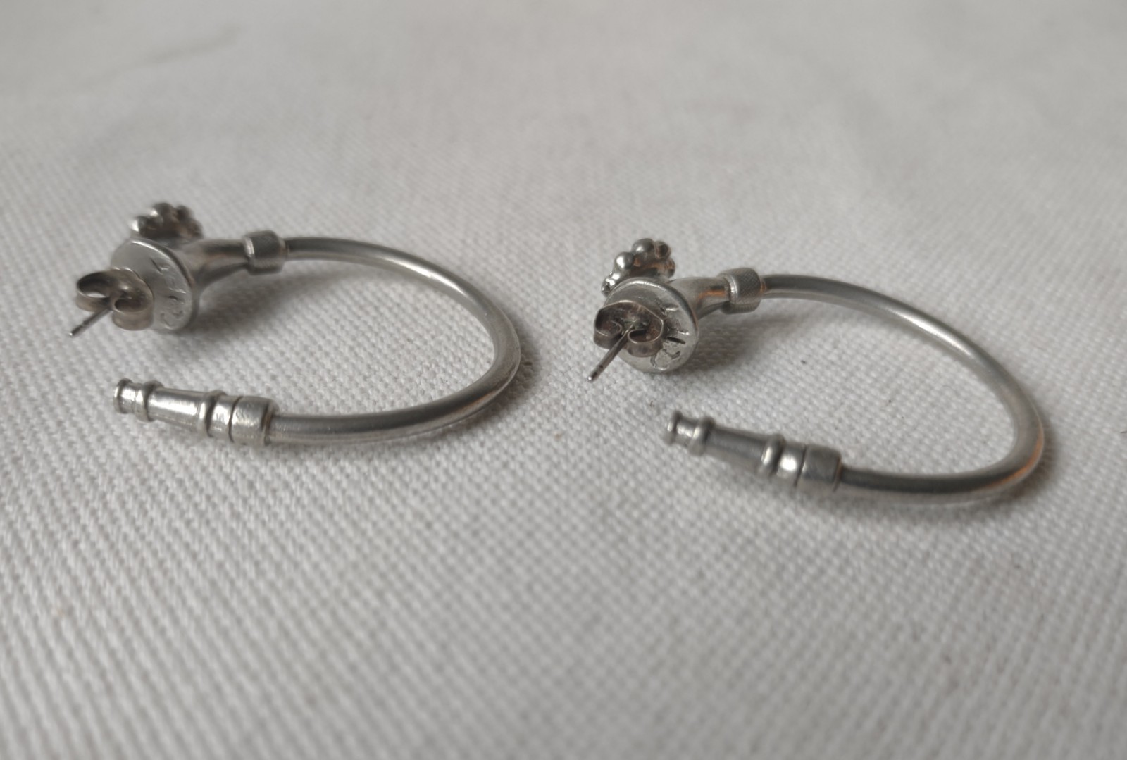 JIM CLIFT SIGNED PEWTER GARDEN HOSE EARRINGS 1 1/8″ HOOP POSTS