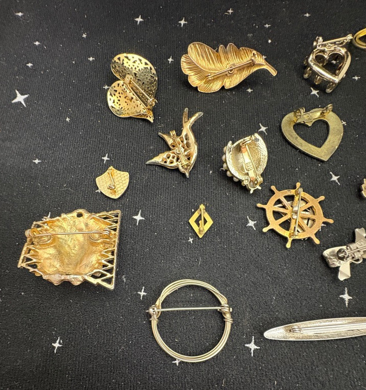 VTG Metal Pins Lot Of 18 Hearts,Stars,Flowers Mostly Gold Color