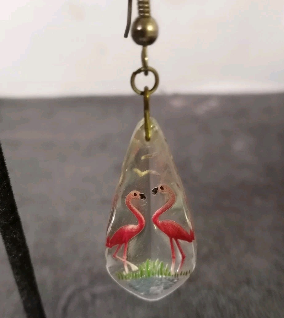 VTG ACRYLIC FLAMINGO PIERCE EARRINGS 1 1/2″ LONG X 3/4″ WIDE