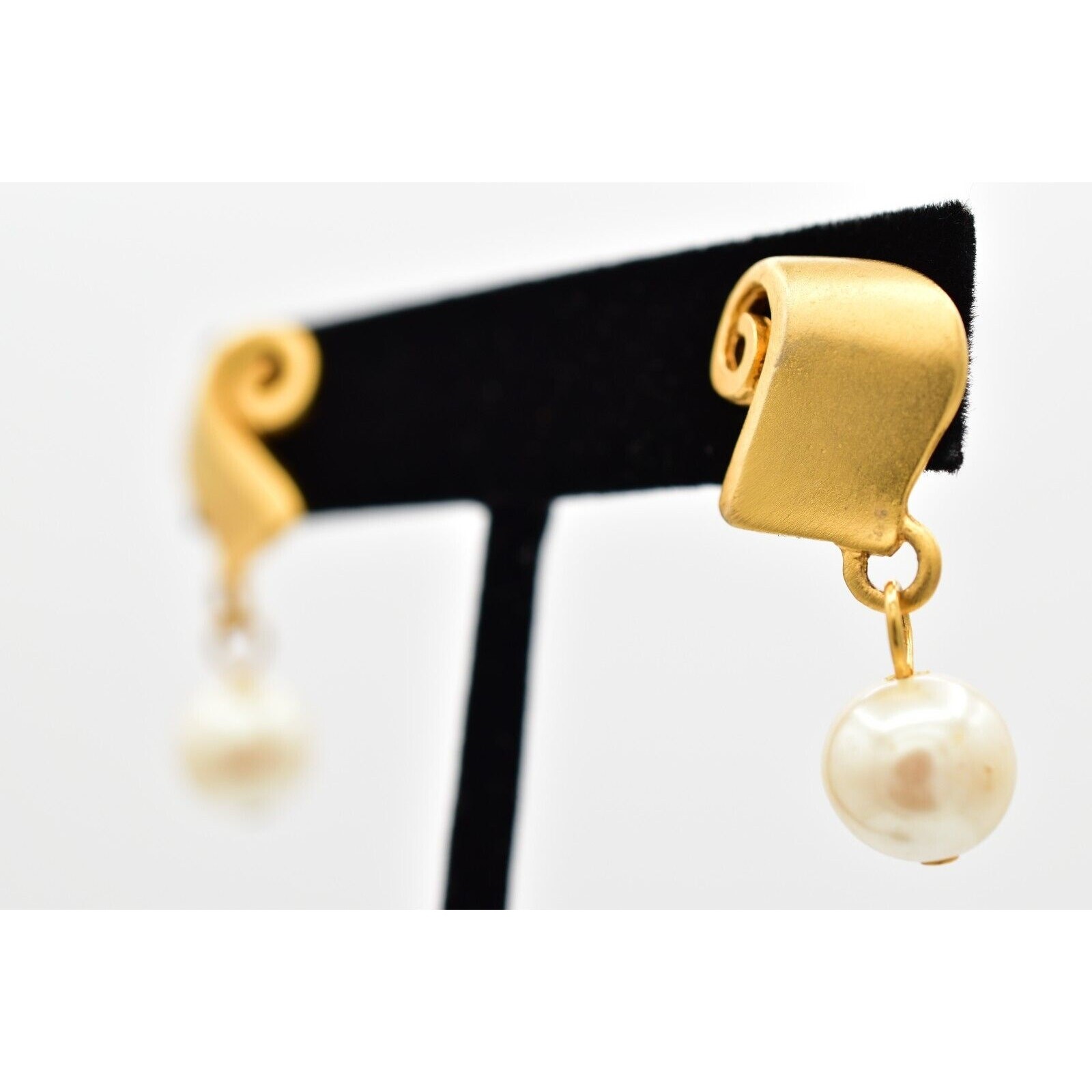 Vintage Scroll Pearl Earrings Brushed Gold Matte Drop Dangle Retro 1980s Bin1