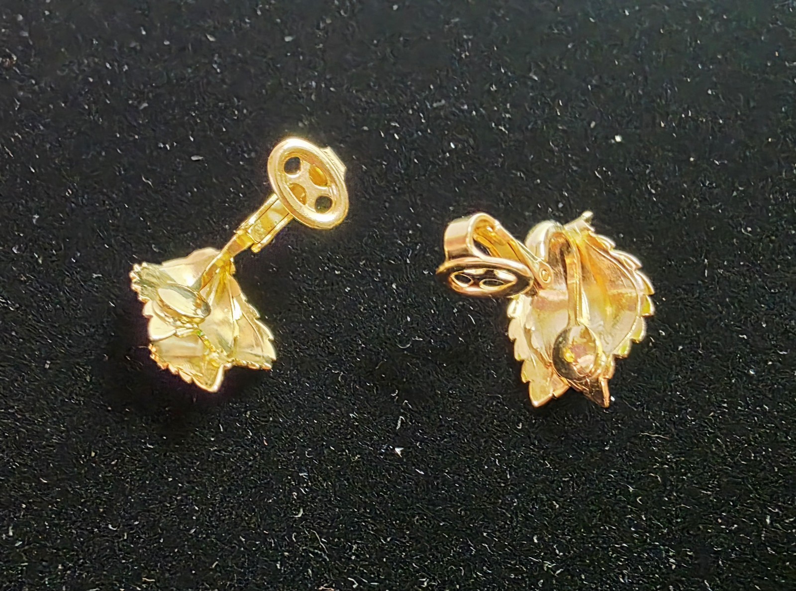 Vintage Signed Giovanni Lime Green Enamel Leaf Clip-On Earrings Gold Tone 1960’s