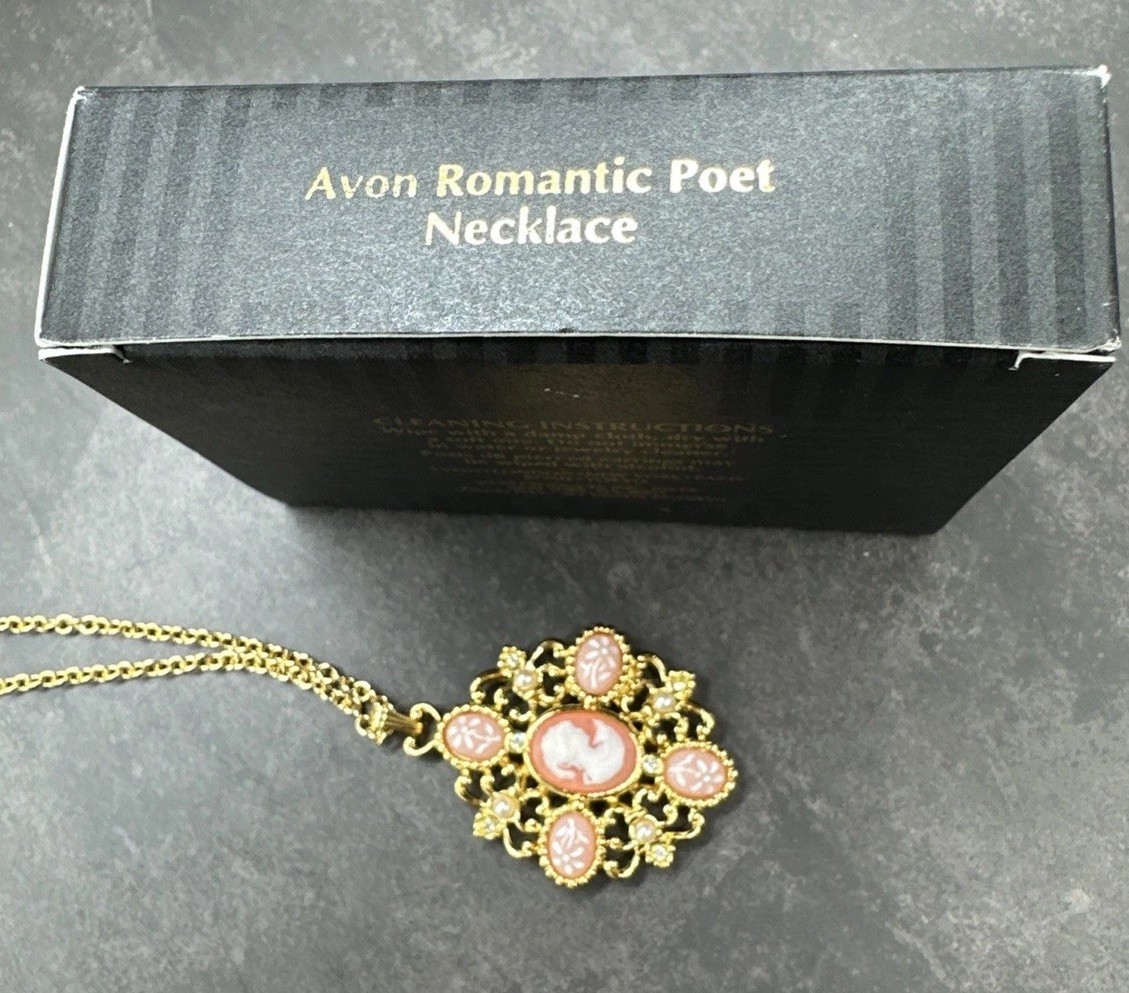 Vintage Avon Romantic Poet Necklace Gold Tone Pink 1994 Signed Love Beauty NIB