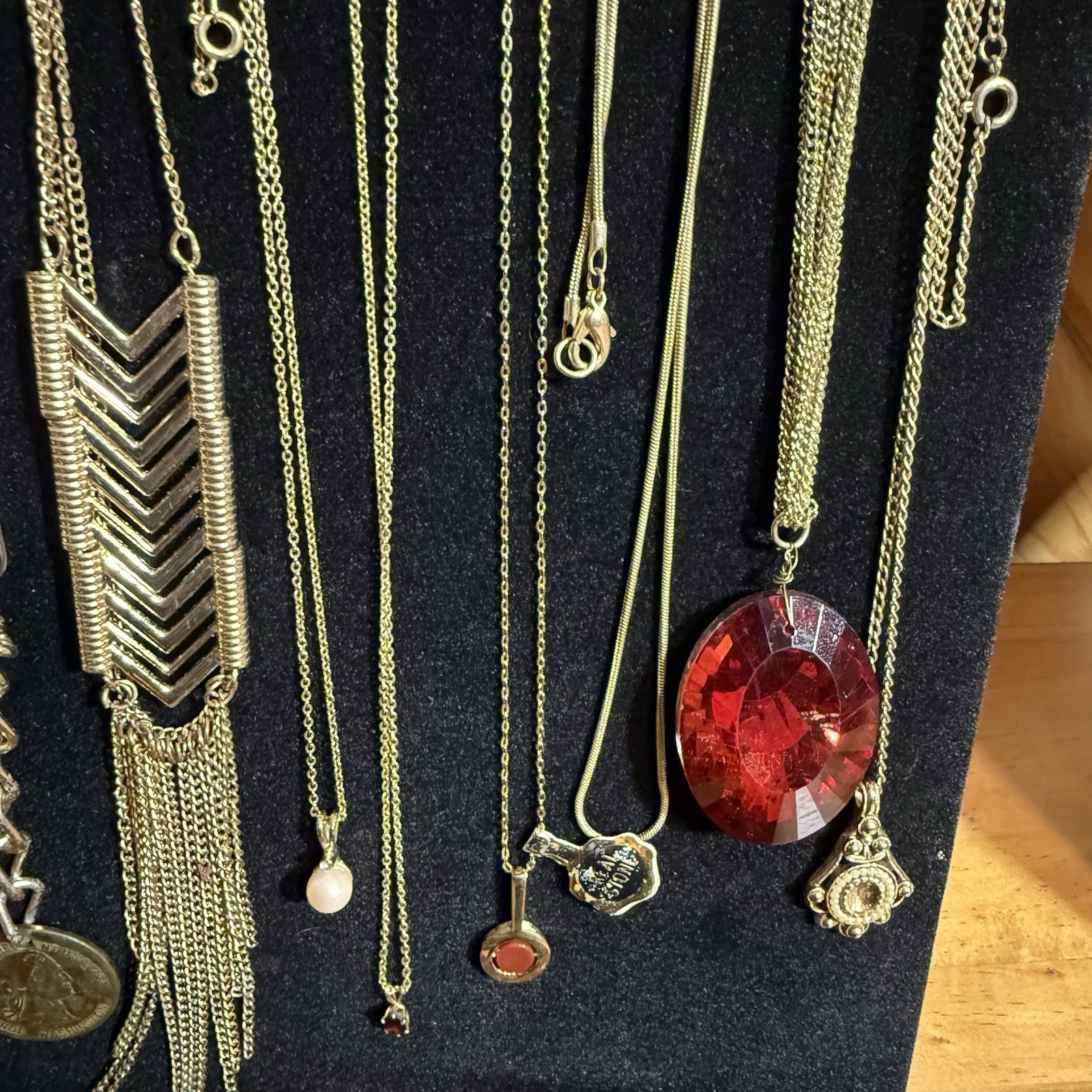 107PC LOT VTG-MODERN JEWELRY L GOLD TONE FEW SIGNED DARIA/GAY BOYER/ETC WEARABLE