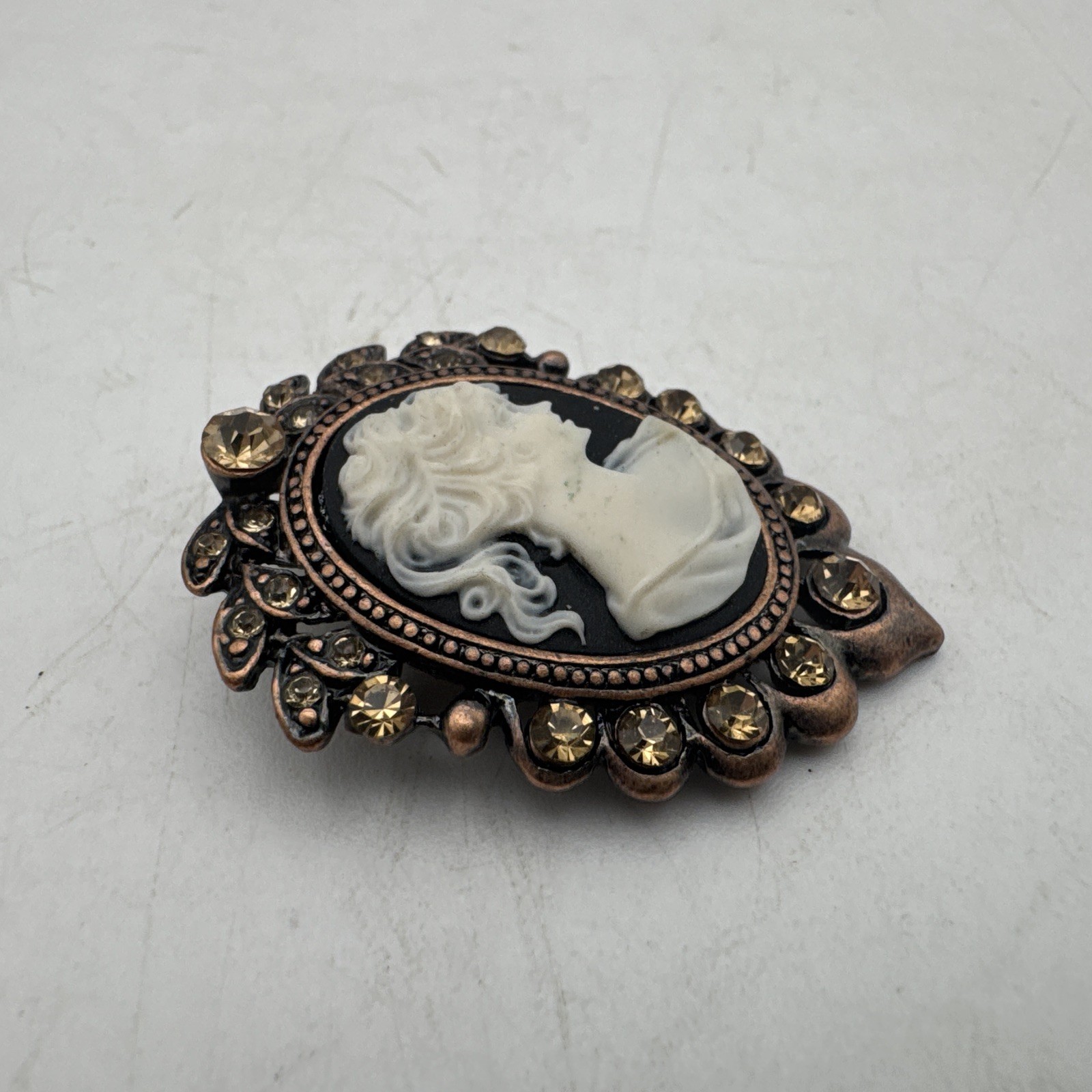 Vintage Black White Cameo Champagne Brooch Gold Tone Style Beauty Fashion Pin