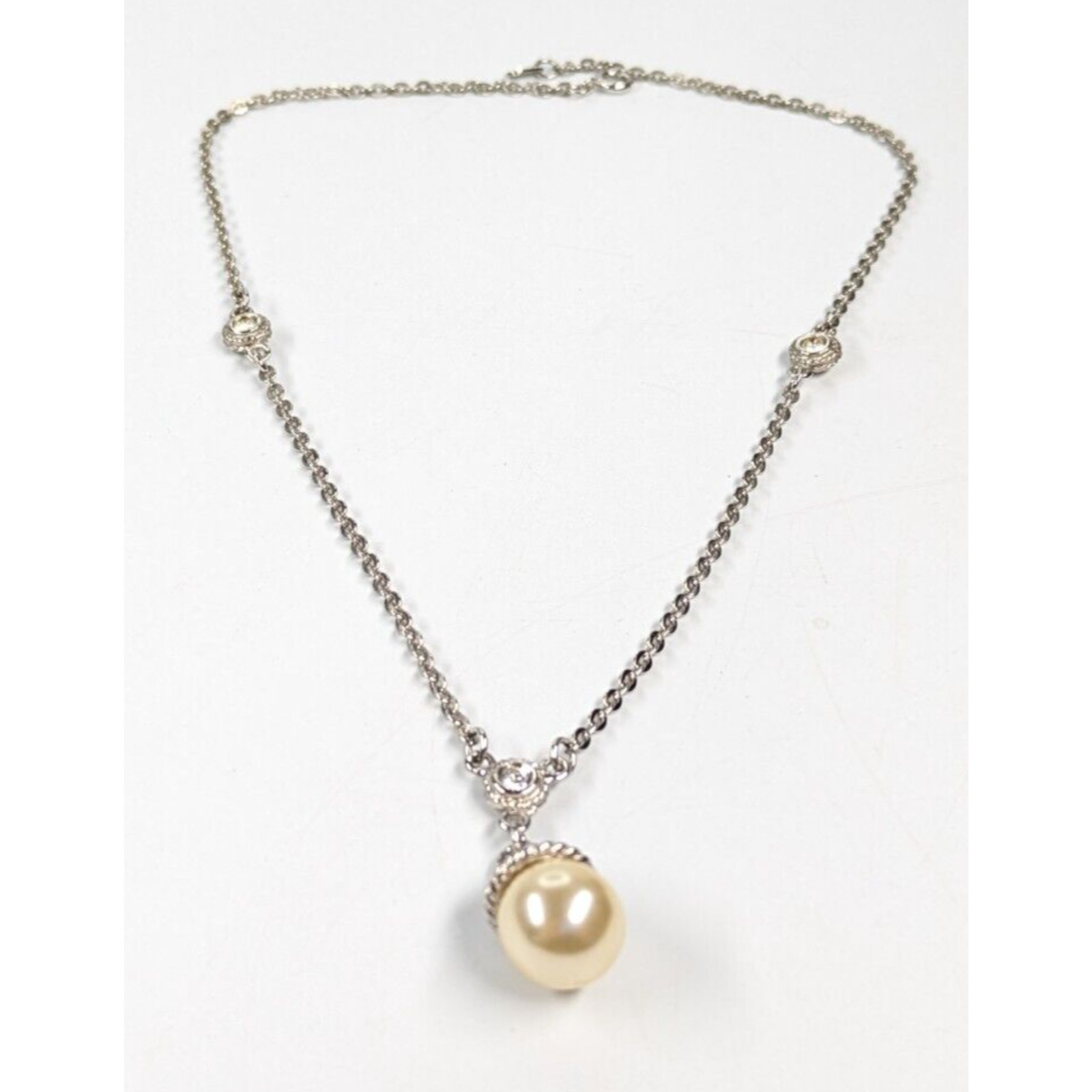 VTG White/Cream Faux Pearl Drop Pendant Silver Tone Station Chain Necklace 16″