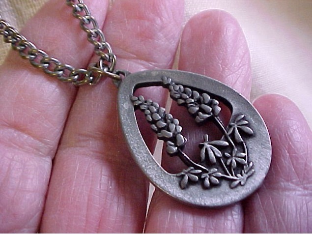 Vtg Pewter Marijuana Cannabis Flower Leaf Pendant On Silver Tone Chain Necklace