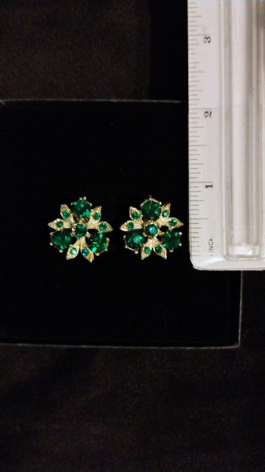 Vintage Gorgeous Vivid Emerald Green Rhinestone Silver Tone Screw Back Earrings