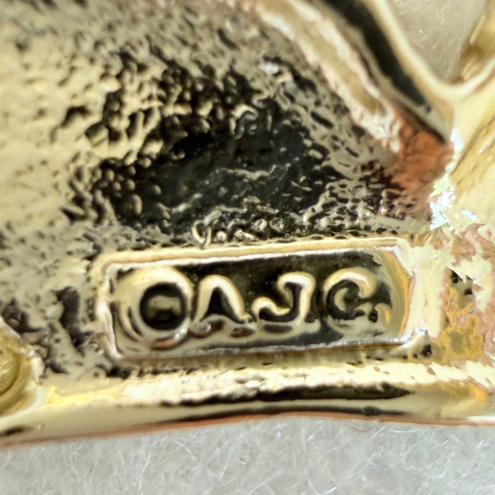 VTG AJMC Angel Cherub Gardening Brooch Gold Tone Watering Can Floral Pin