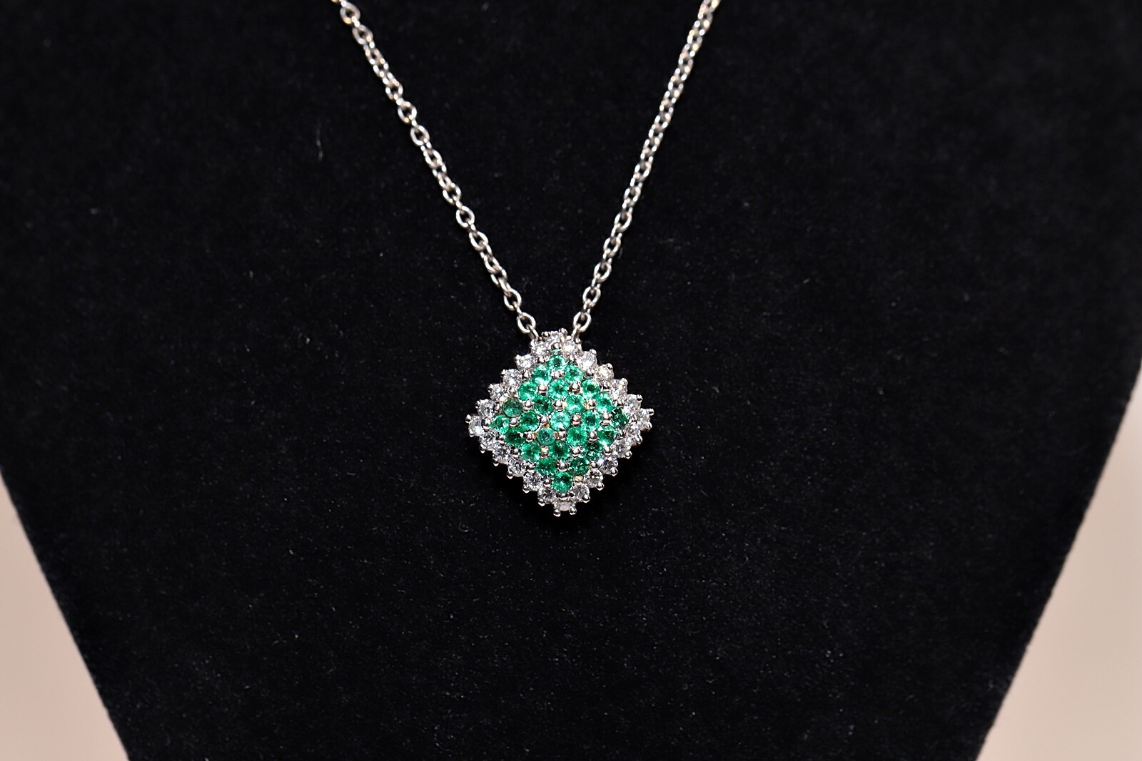 Vintage 18k Gold Natural Diamond And Emerald Decorated Necklace