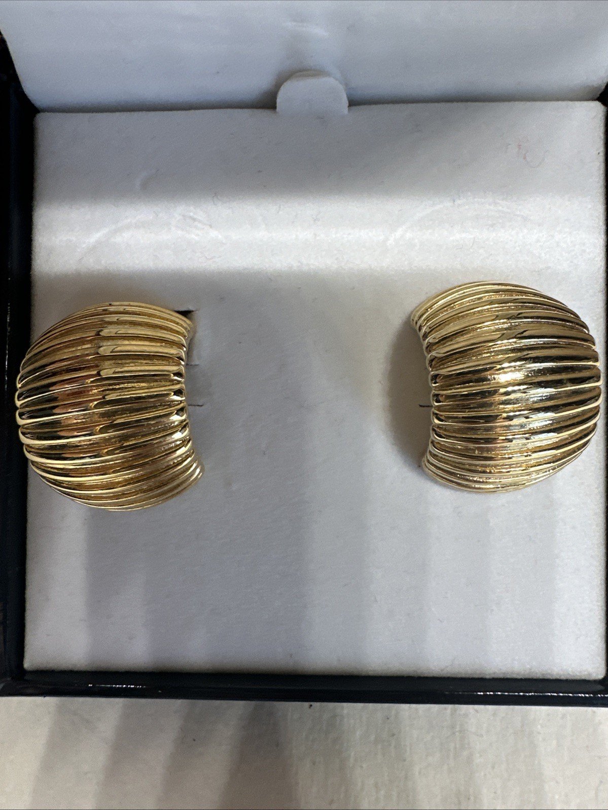 NIB VINTAGE 1980’S BIJOUX GIVENCHY SIGNED RIBBED DOME CLIP ON EARRINGS DESIGNER