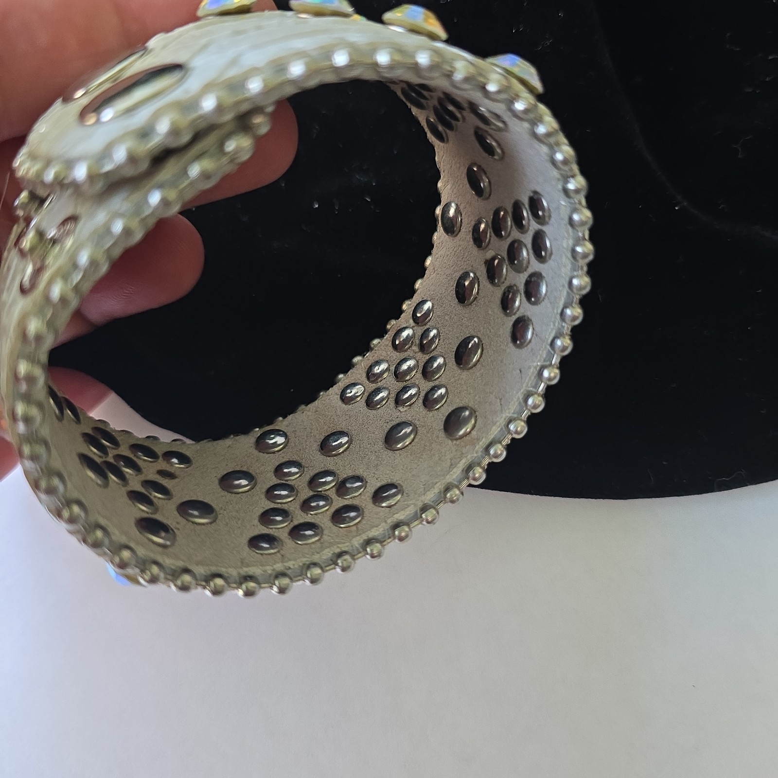 Vintage 80s Genuine Leather AB Glass Rhinestones Bangle Snaps Bracelet 7-7.5″ Wt