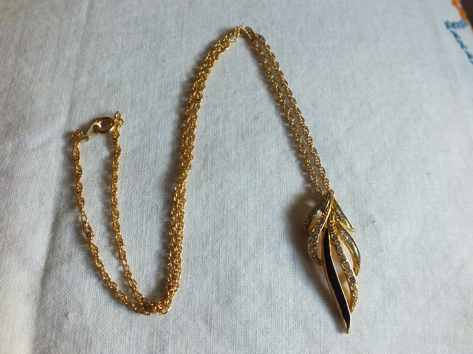 Beautiful Gold Tone Rhinestone Enamel Necklace 1 1/2 Inch Pendant 18 Inch Chain