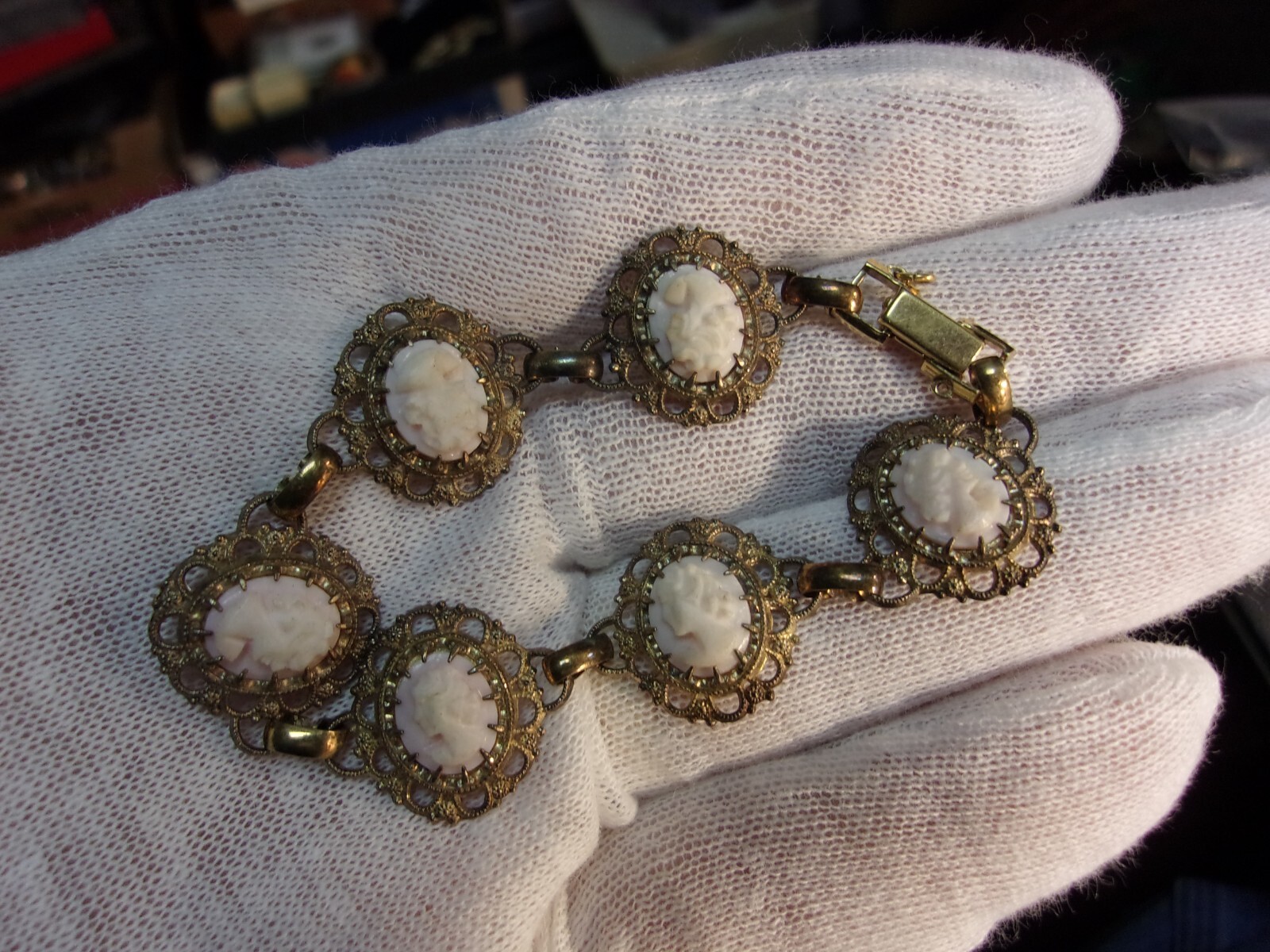 GRACEFUL VTG LADY’S YELLOW GOLD FILLED BRACELET W/VERY LIGHT PINK/WHITE CAMEOS