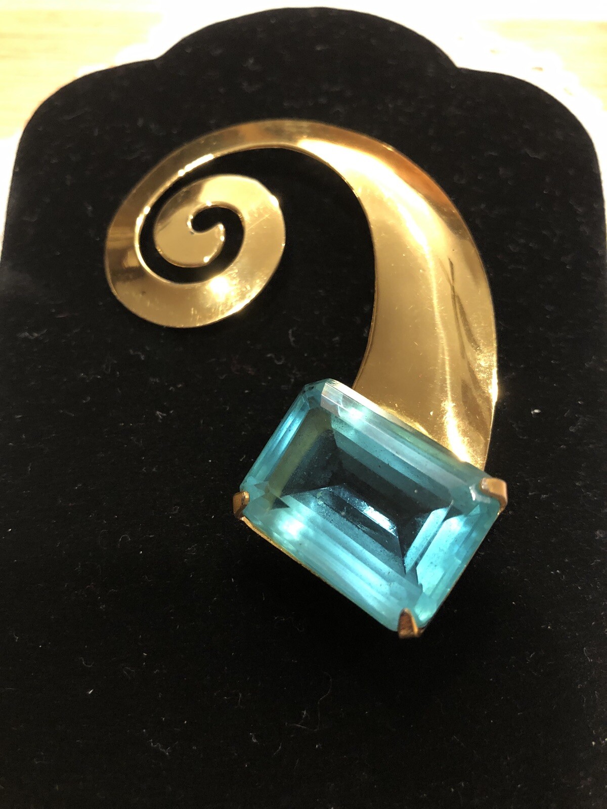 SIGNED CORO VERMEIL/STERLING LARGE AQUA RHINESTONE SWIRL BROOCH- MINTY CONDITION