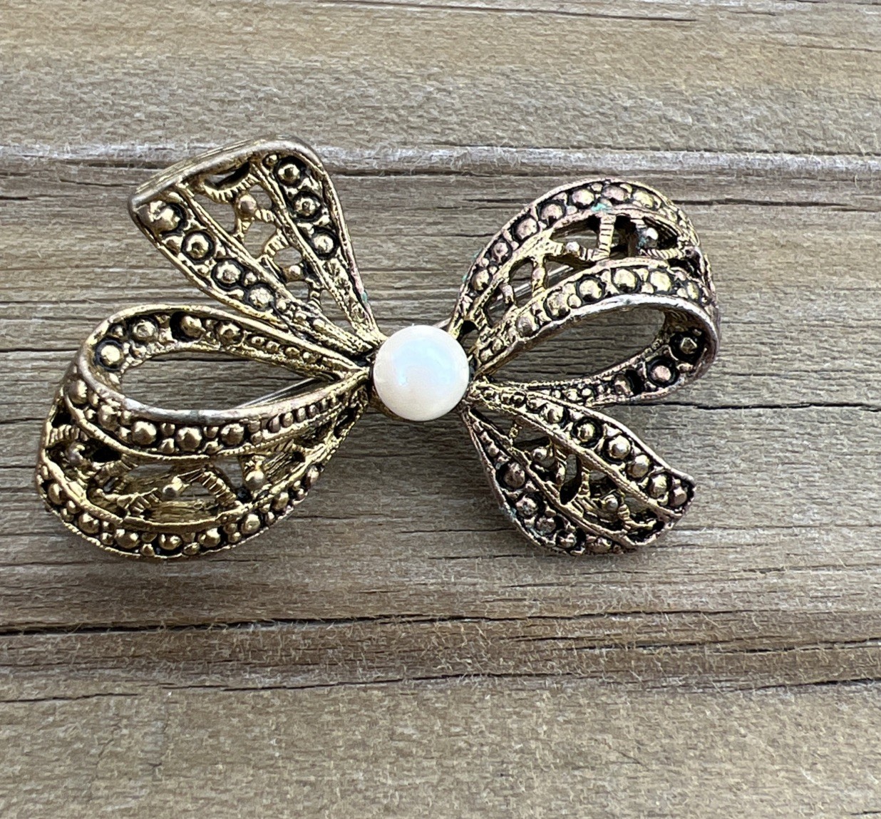 Vintage Gold Tone Filigree Bow Brooch Pin￼ Faux Pearl Center Ribbon Pin Jewelry