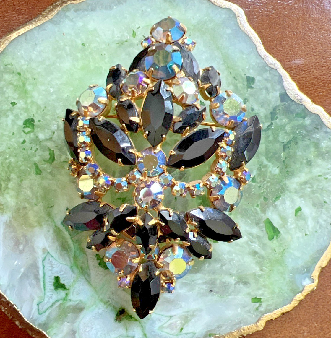 VINTAGE MCM JULIANA BLACK & AURORA BOREALIS RHINESTONE BROOCH 3″ H x 2″ W