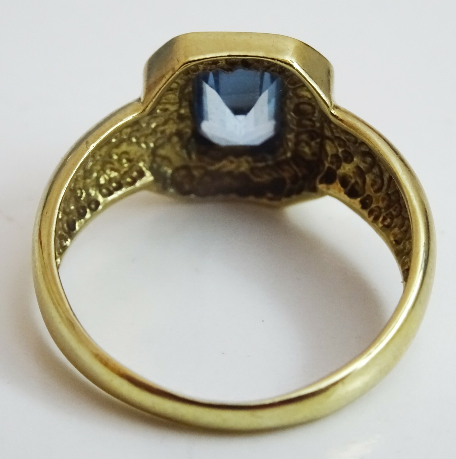 Vintage Blue Topaz 9 karat Gold Ring