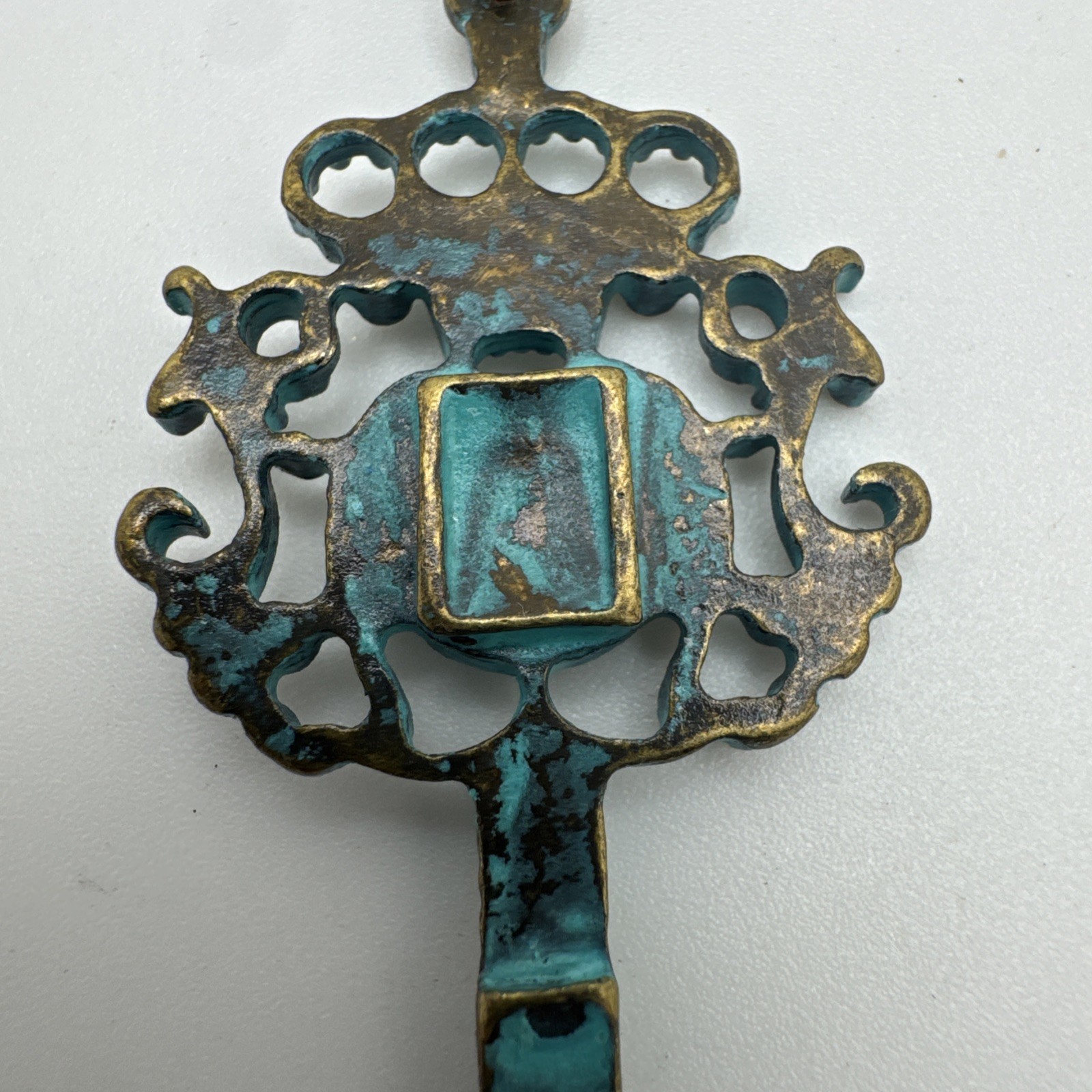 VTG Ornate Skeleton Key Pendant Crown Turquoise Gold Tone Finish Old Fashion