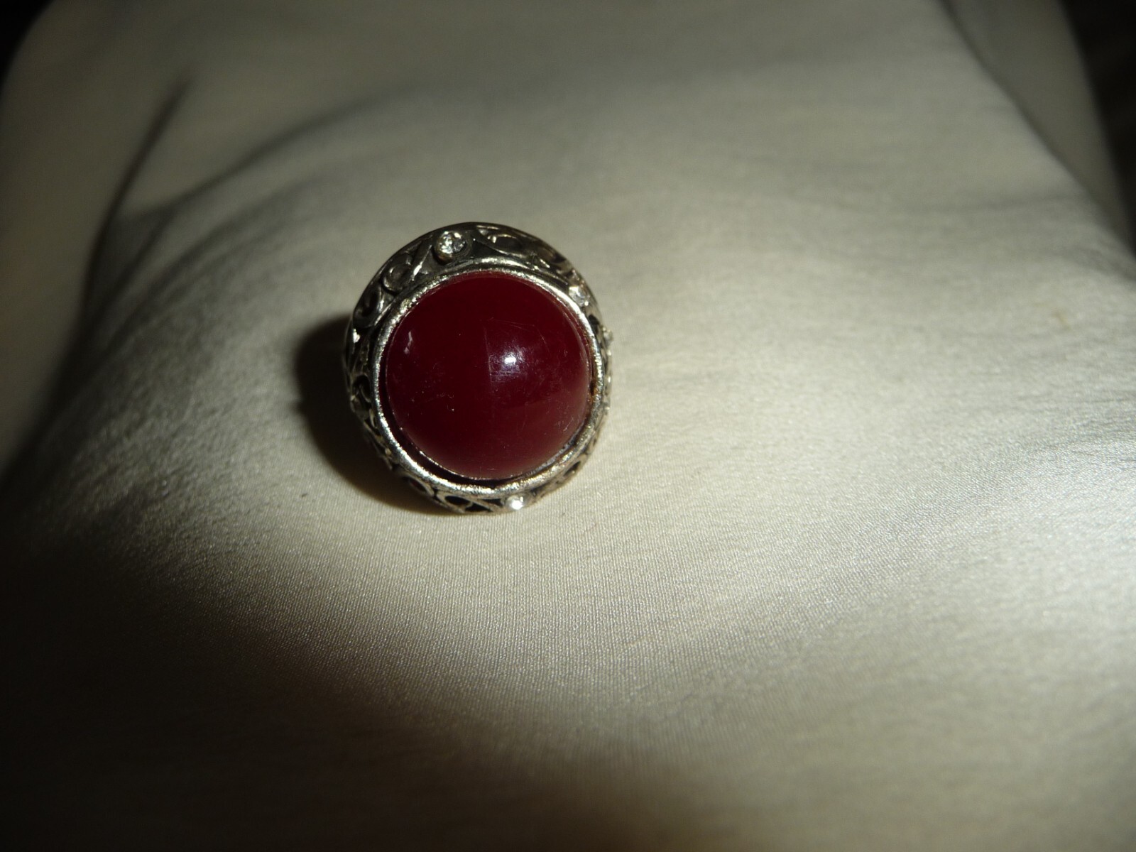 SILVER TONE FILIGREE BAND w RED CENTER STONE Sz 6 3/4 – 7 #19/11AB