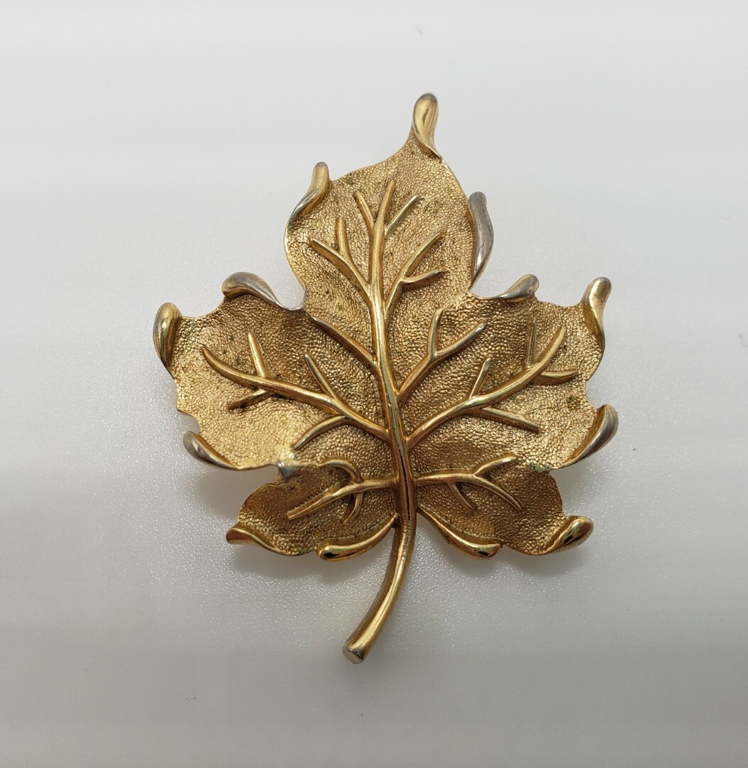 Vintage Signed Crown Trifari Gold Tone Maple Leaf Brooch Pin