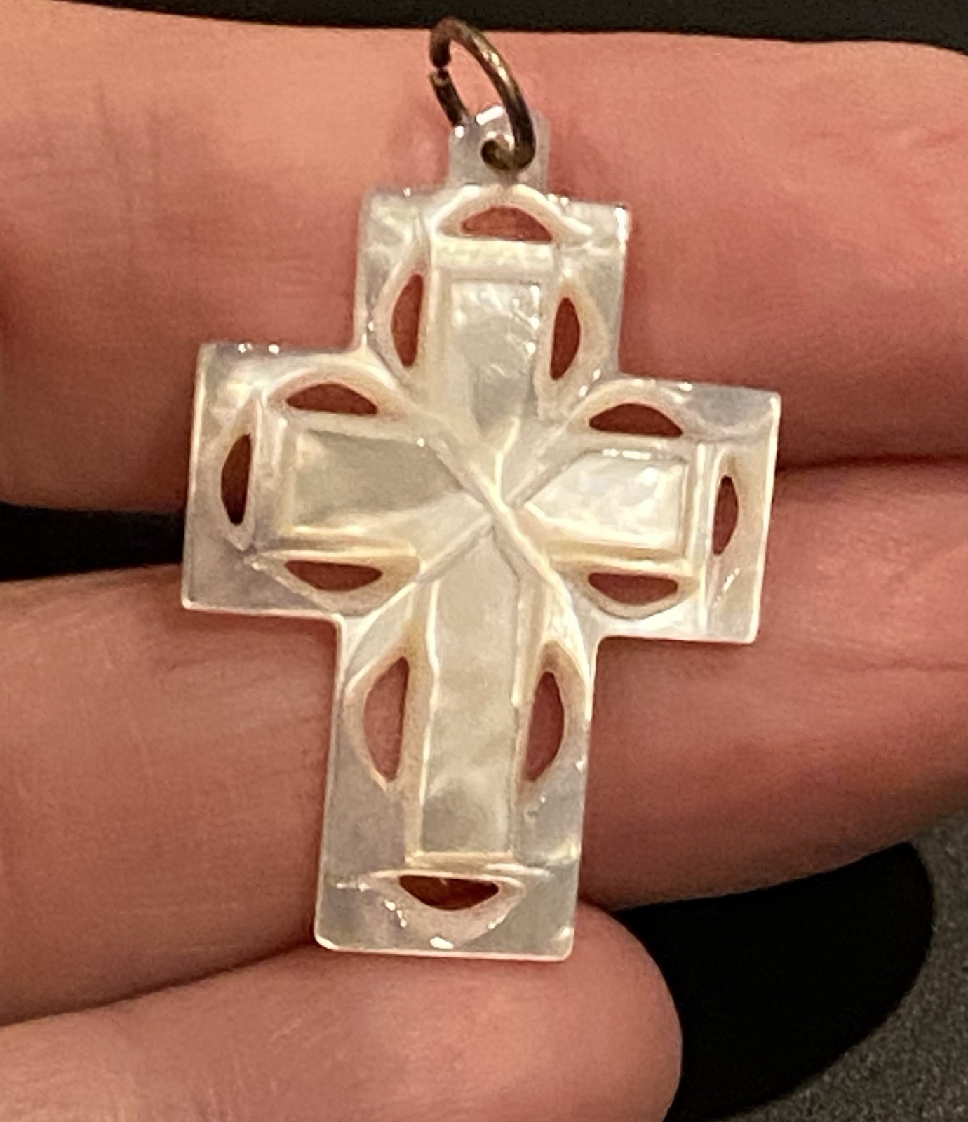 Beautiful Vintage Carved Mother of Pearl Cross Pendant 1.52gr
