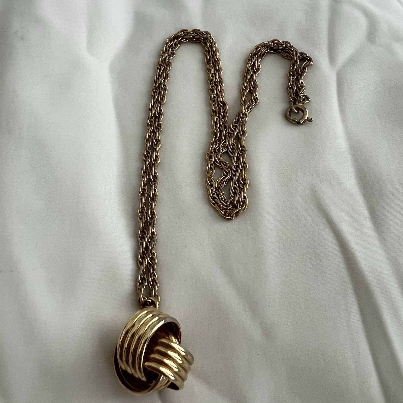 Vintage Gold Tone Ribbed Love Knot Pendant intertwine Necklace Chunky Rope Chain