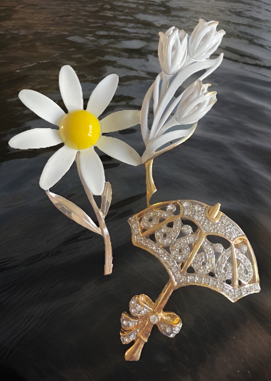 Summer Fun Brooch Lot Of 3 Flowers Umbrella Rhinestones Enamel Monet Sarah GX7